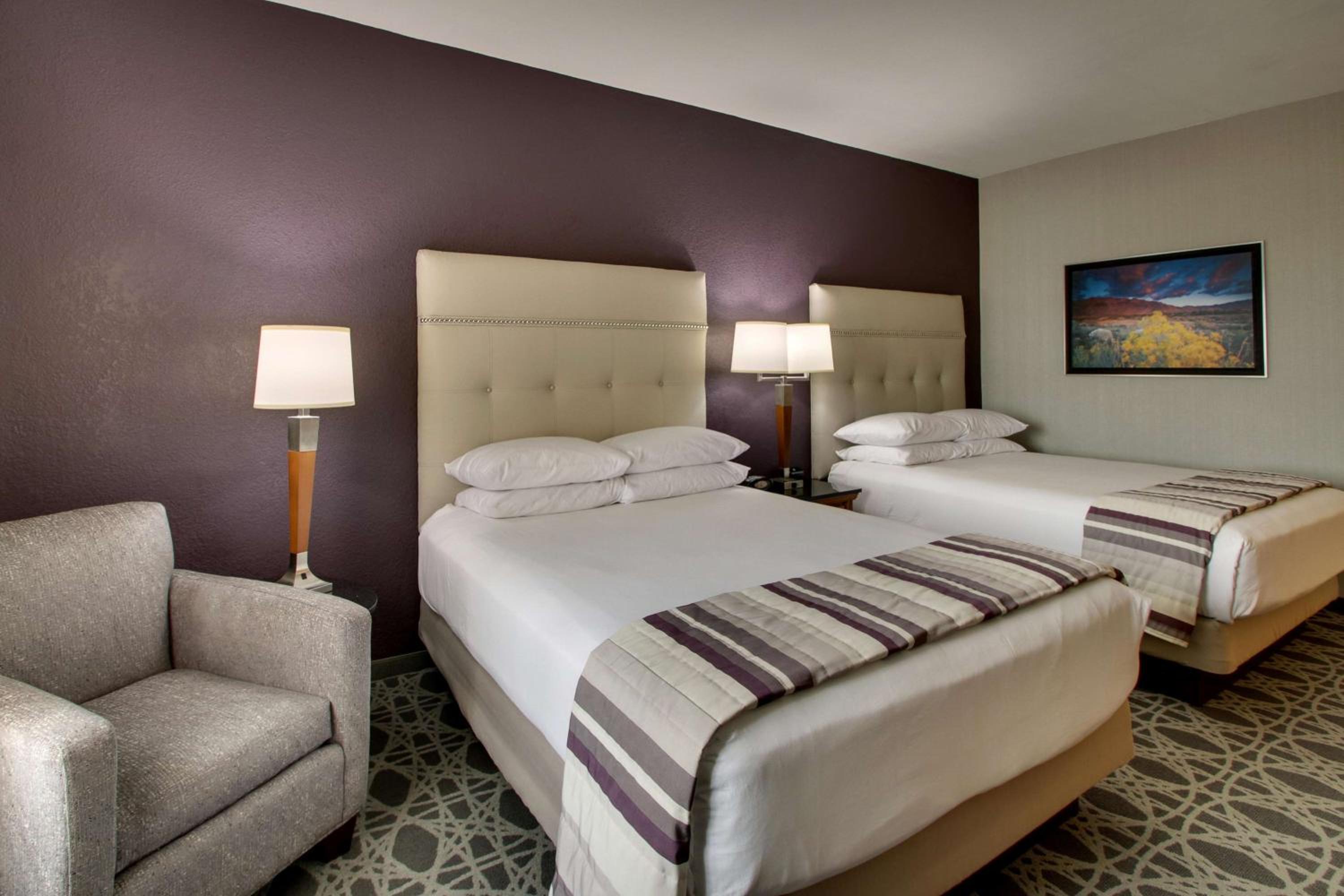 Deluxe Queen Room with Two Queen Beds - Photo 3