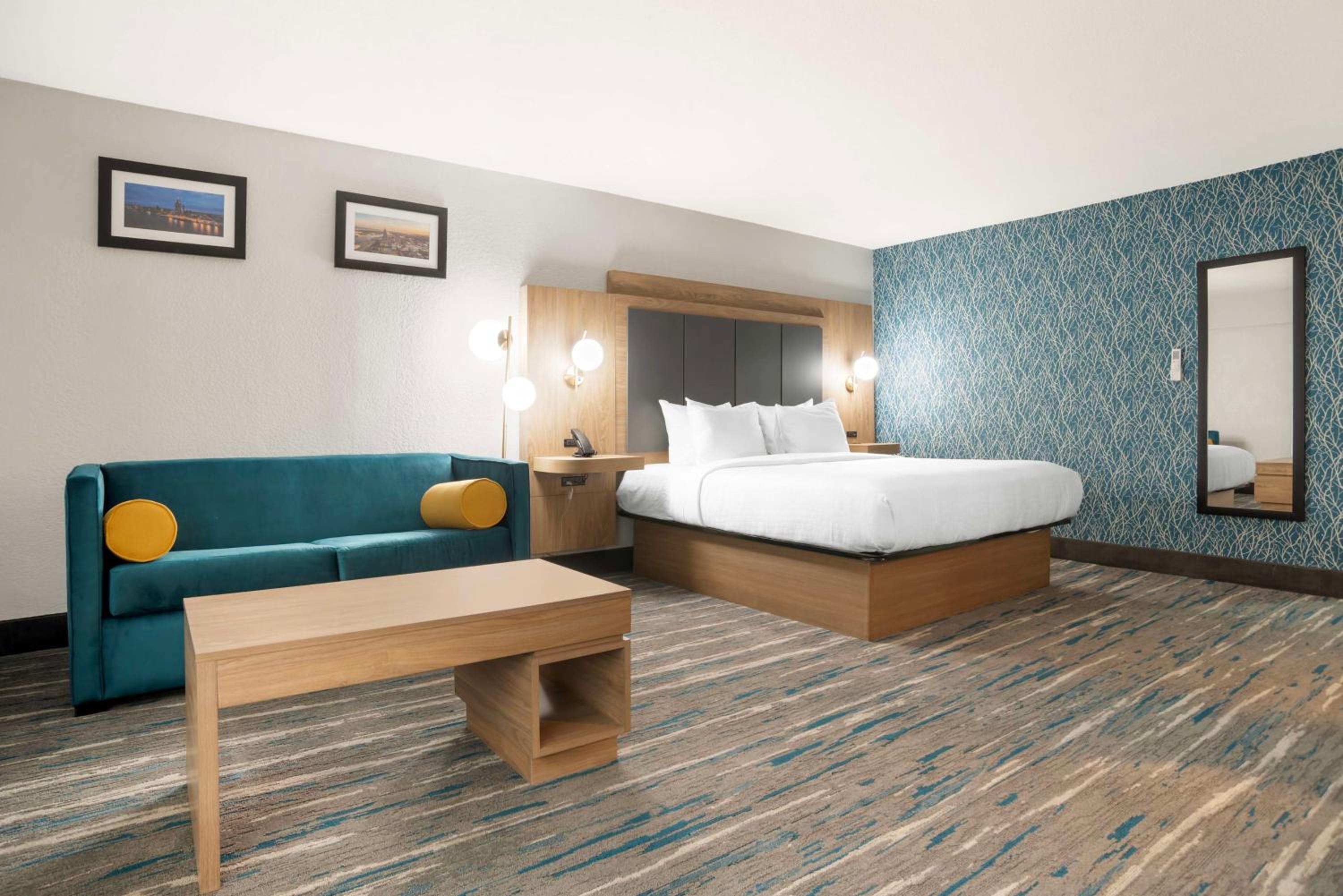 King Suite with Sofa Bed - Non Smoking - Photo 2