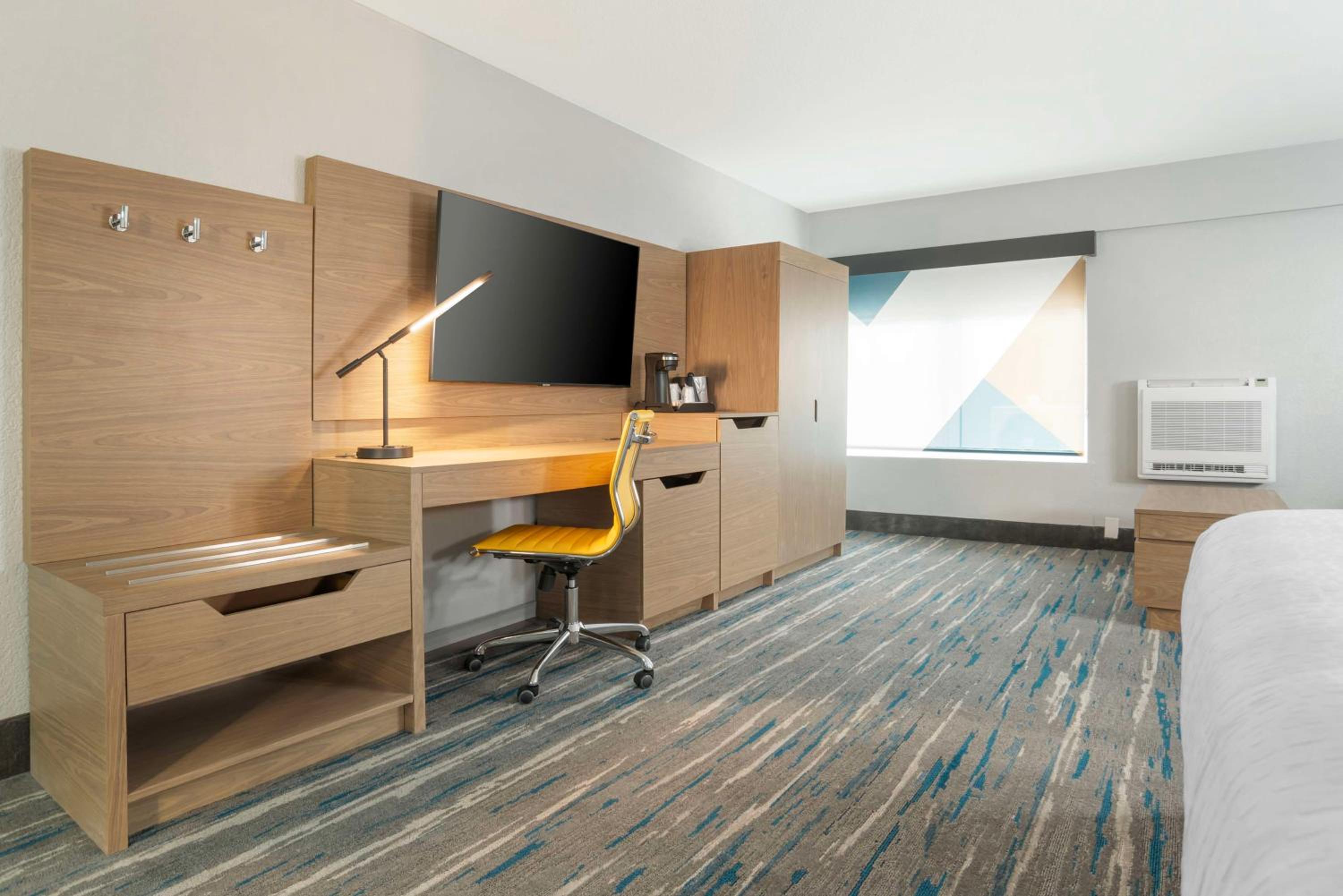 King Suite with Sofa Bed - Non Smoking - Photo 4