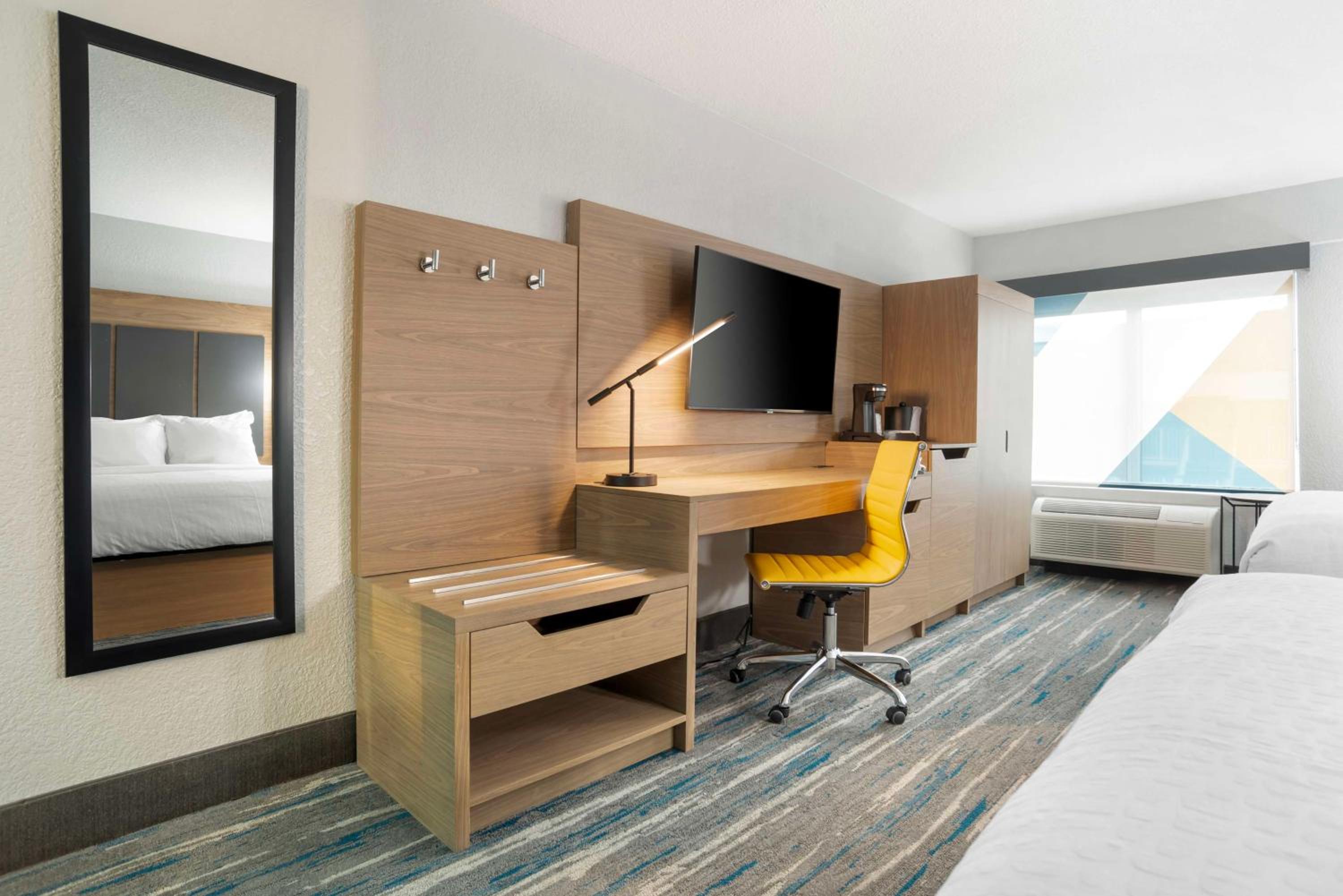 Queen Room with Two Queen Beds and Roll-In Shower - Disability Access/Non-Smoking - Photo 2