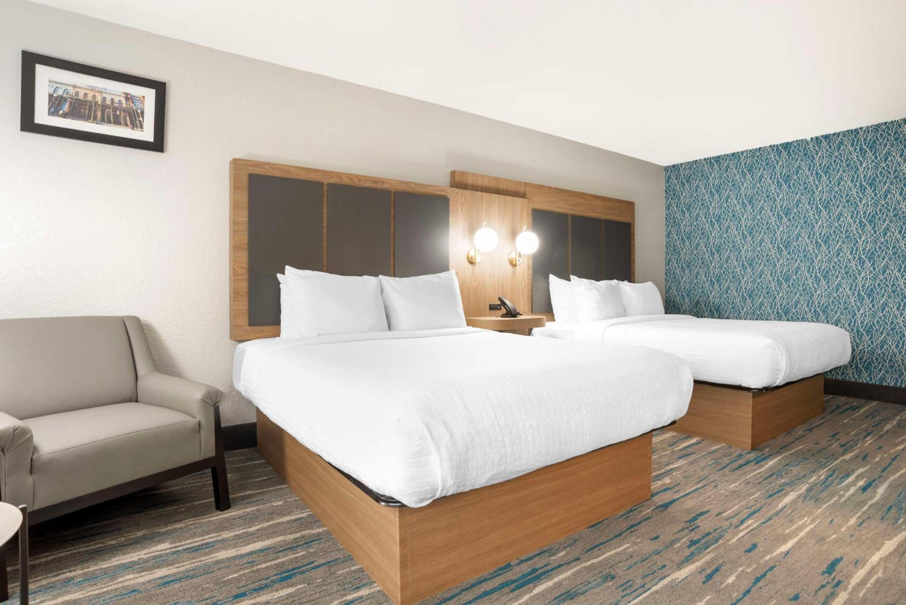 Queen Room with Two Queen Beds and Roll-In Shower - Disability Access/Non-Smoking - Photo 3