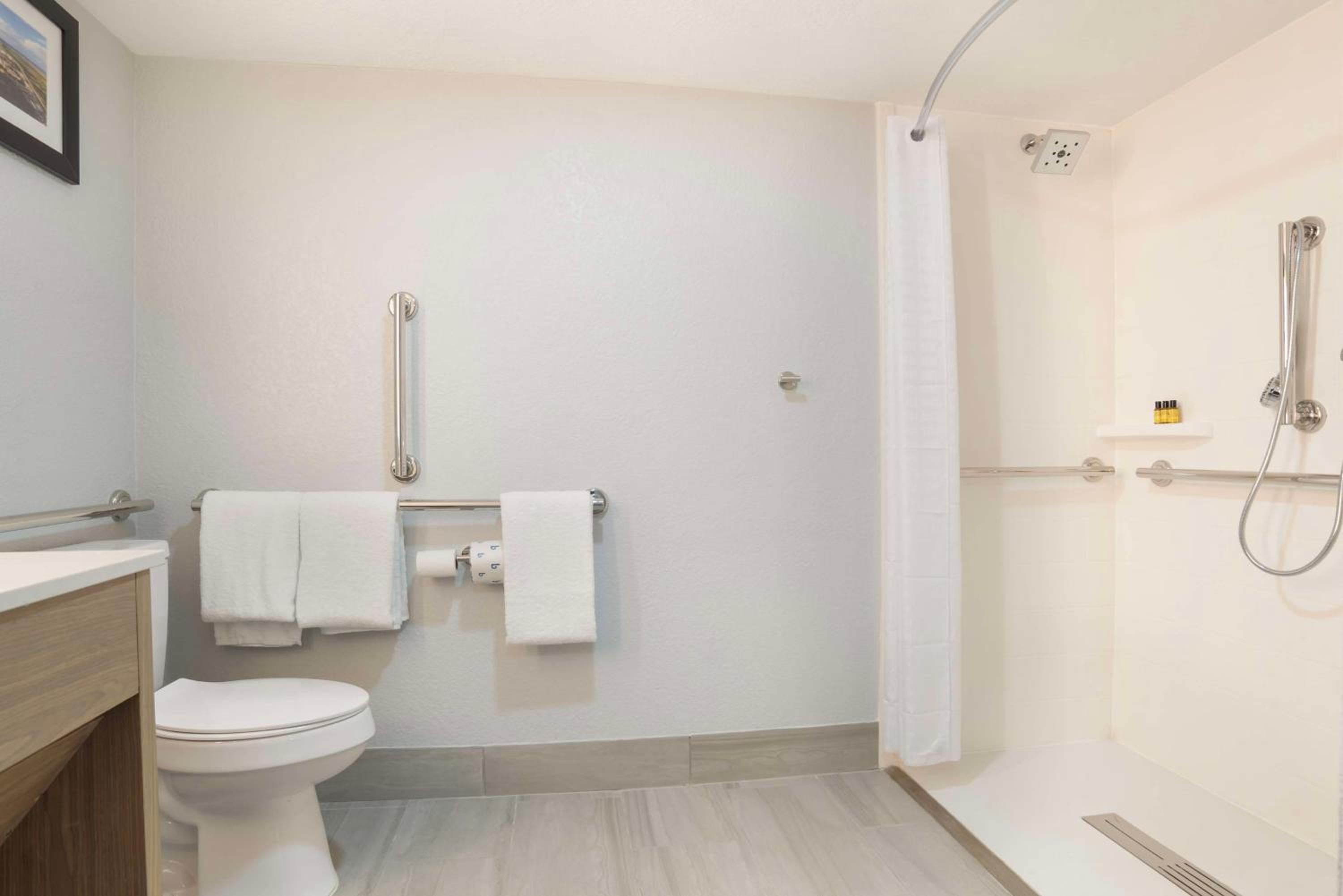 Queen Room with Two Queen Beds and Roll-In Shower - Disability Access/Non-Smoking - Photo 4