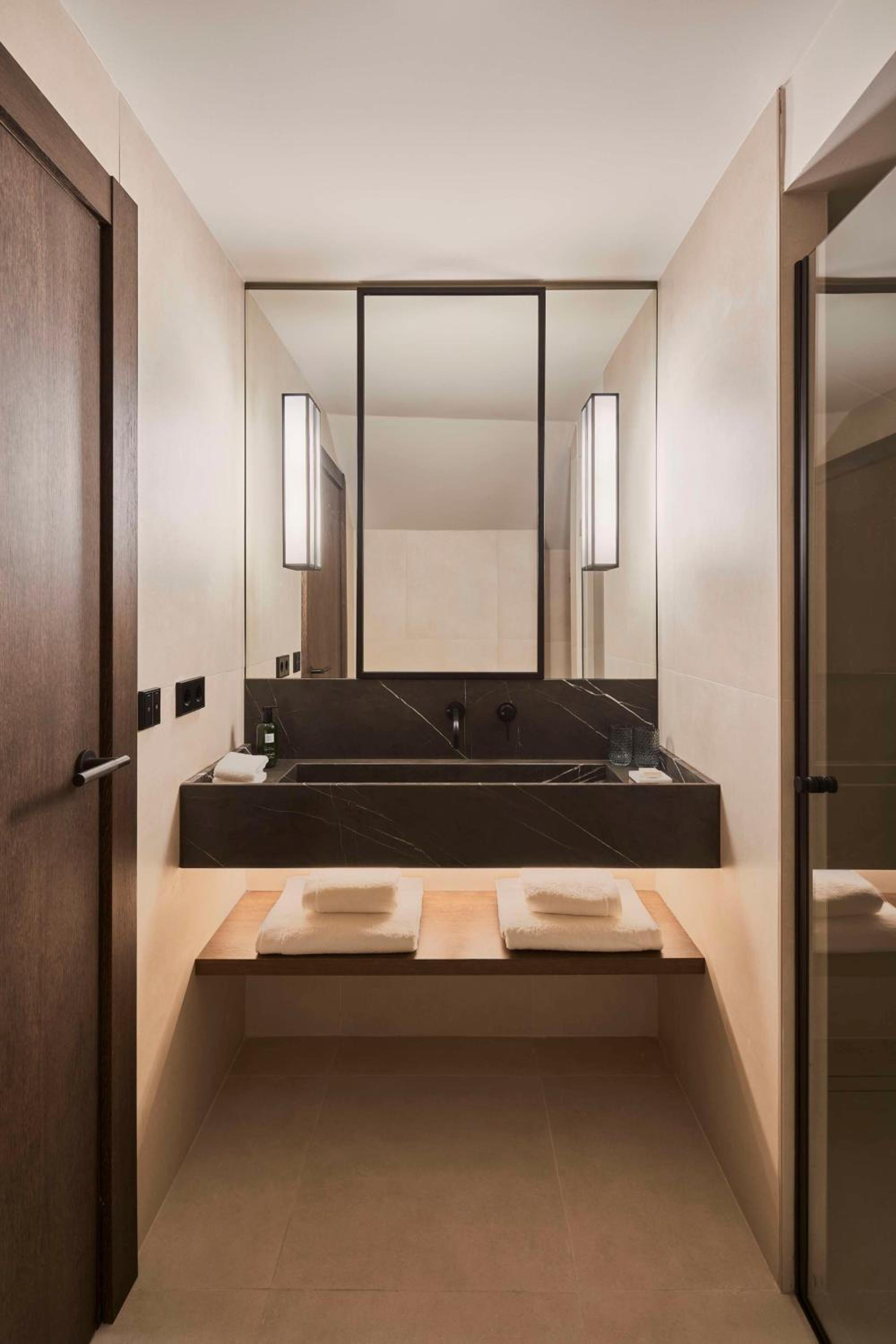 Deluxe Room - Photo 3