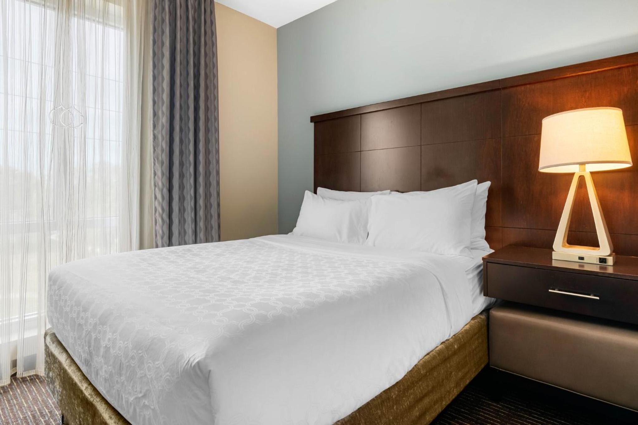 Studio Suite with King Bed - Non-Smoking - Photo 8