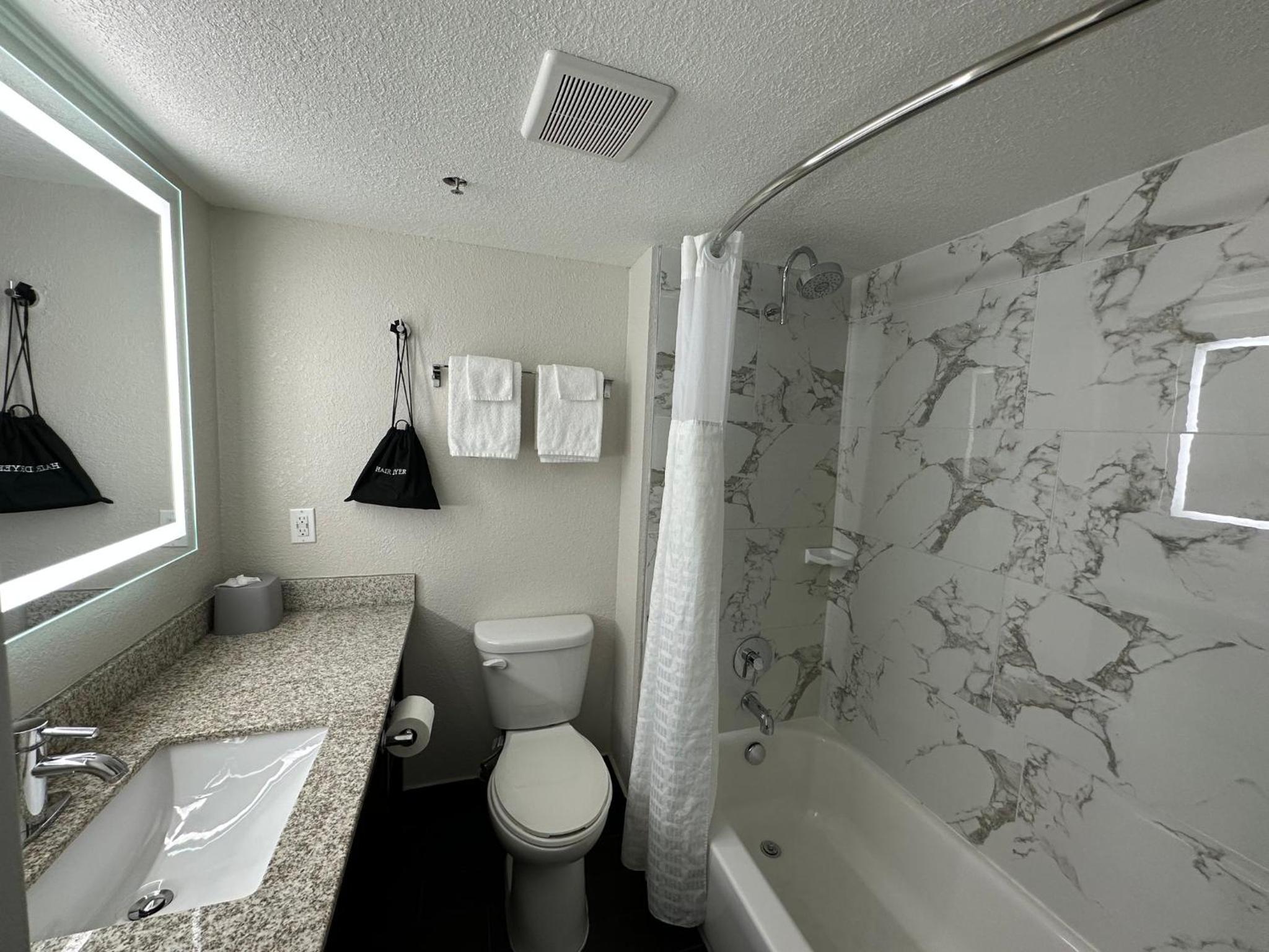 Standard Room with Two Queen Beds - Photo 5