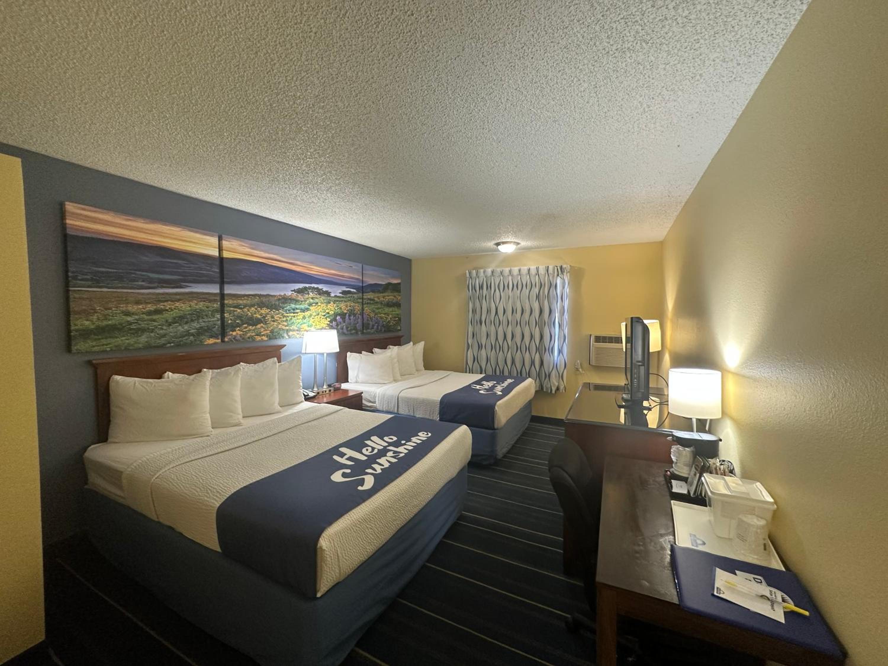 Queen Room with Two Queen Beds - Non-Smoking - Photo 1