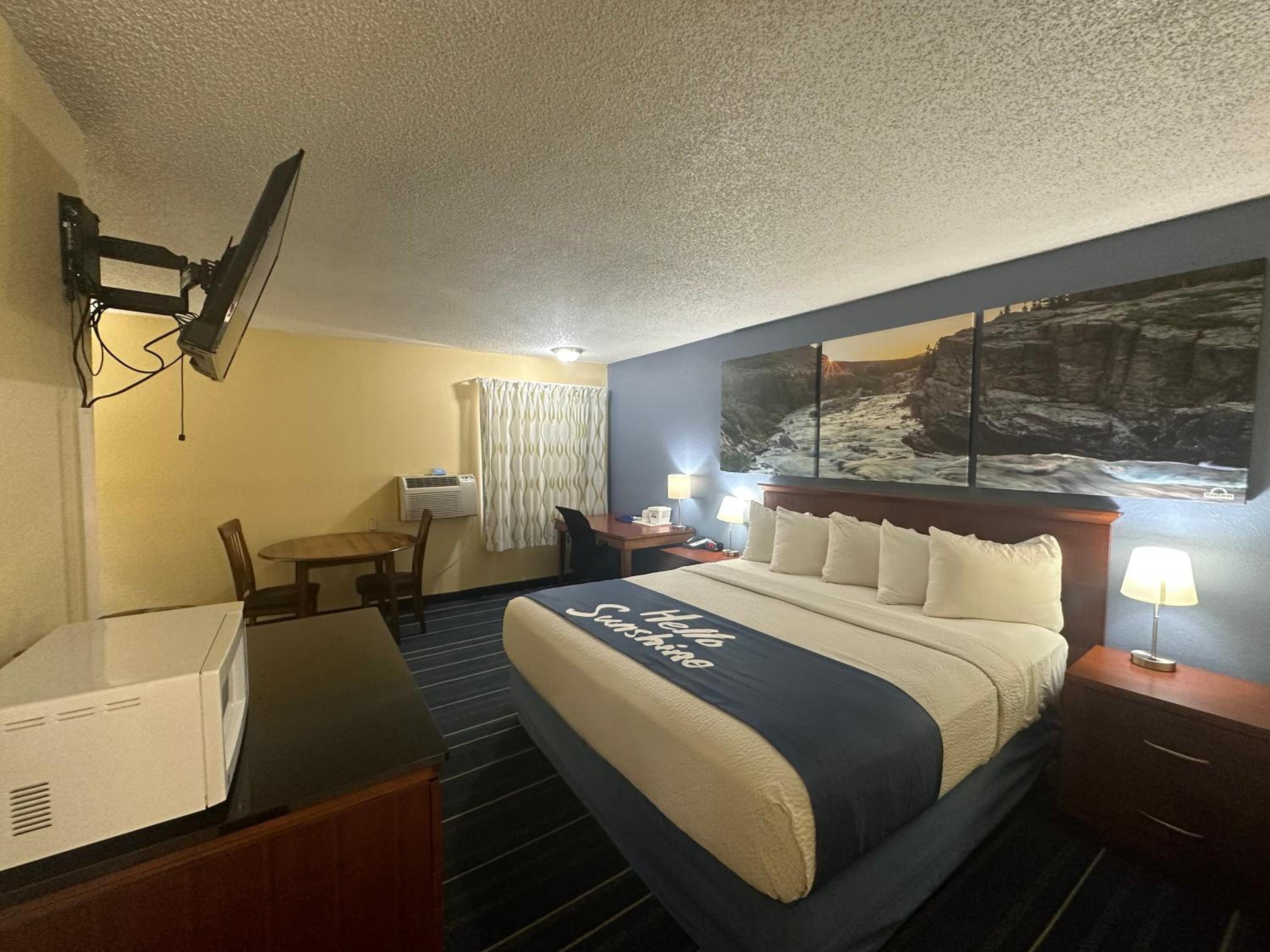 Deluxe King Room - Non-Smoking - Photo 7