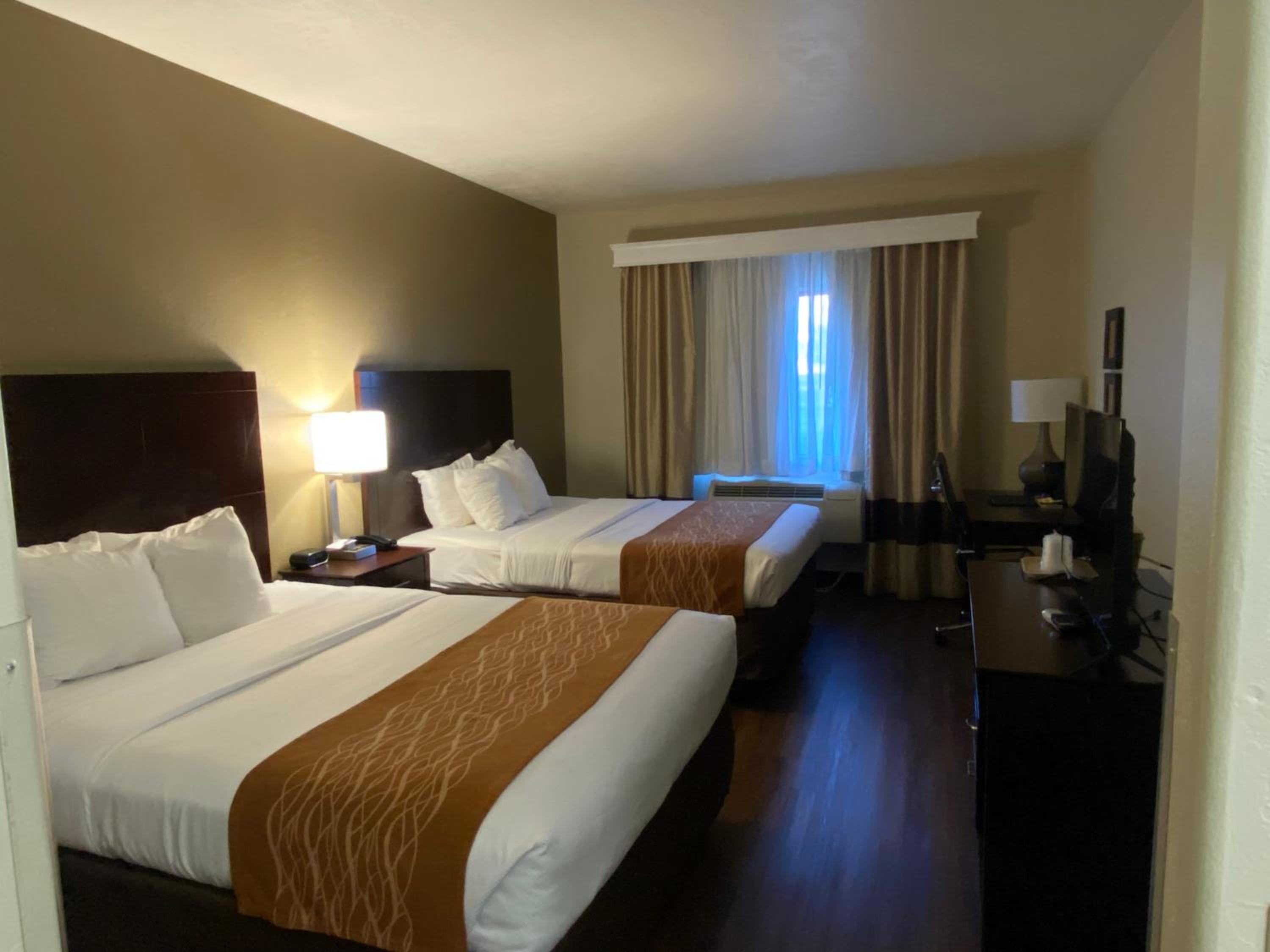 Queen Room with Two Queen Beds - Non-Smoking - Photo 5