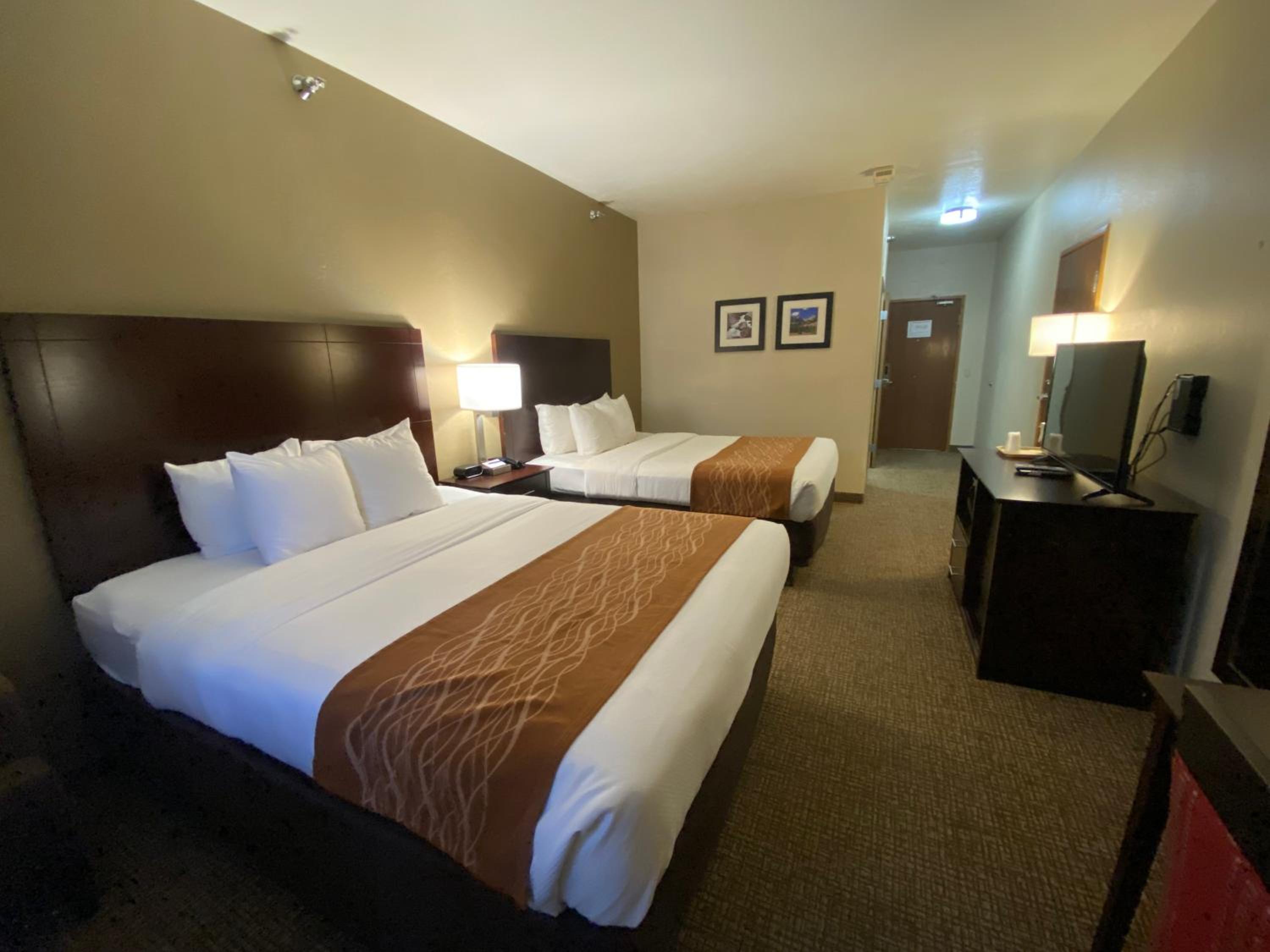 Queen Room with Two Queen Beds - Non-Smoking - Photo 6