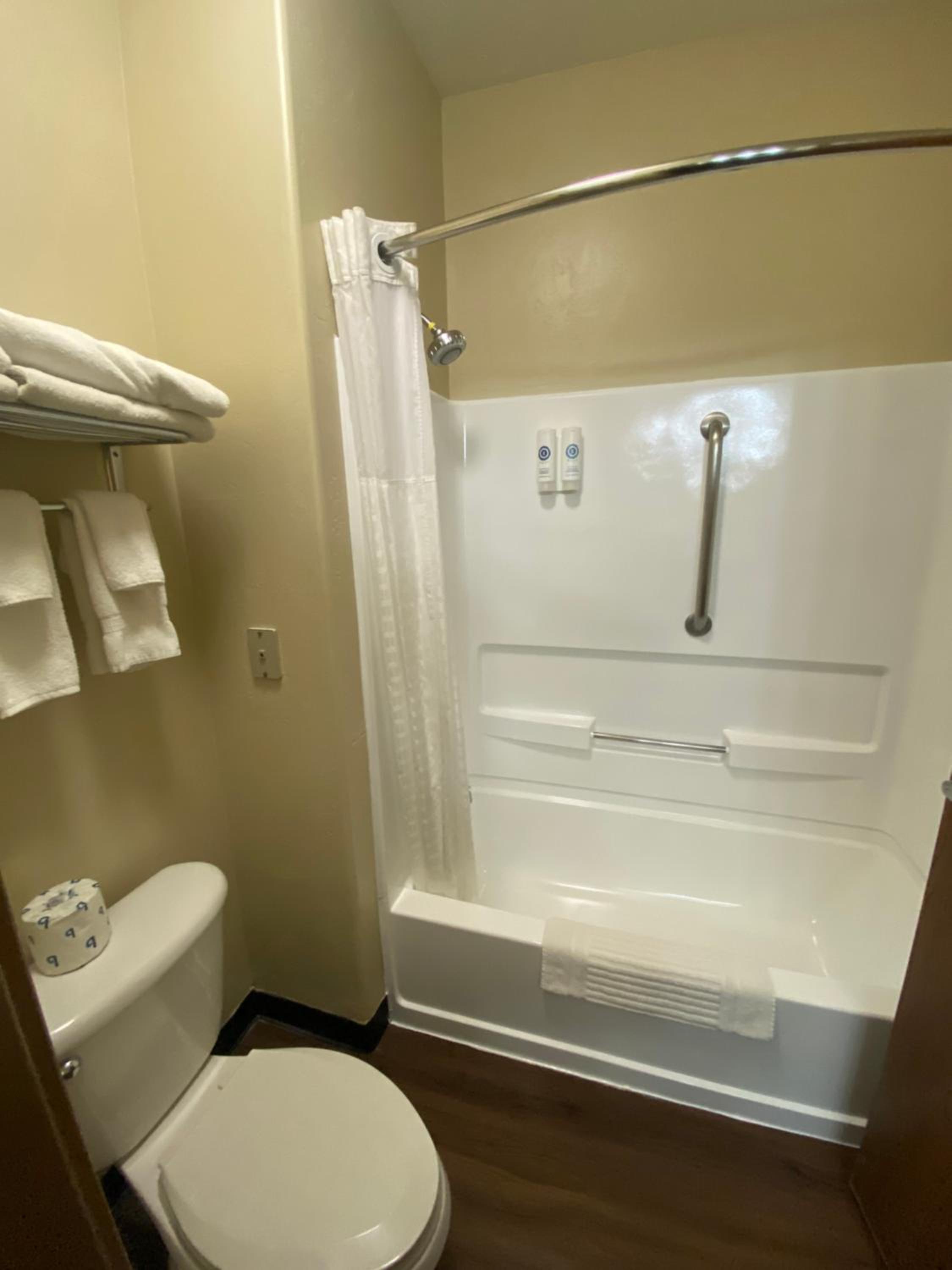 King Room - Non-Smoking - Photo 5