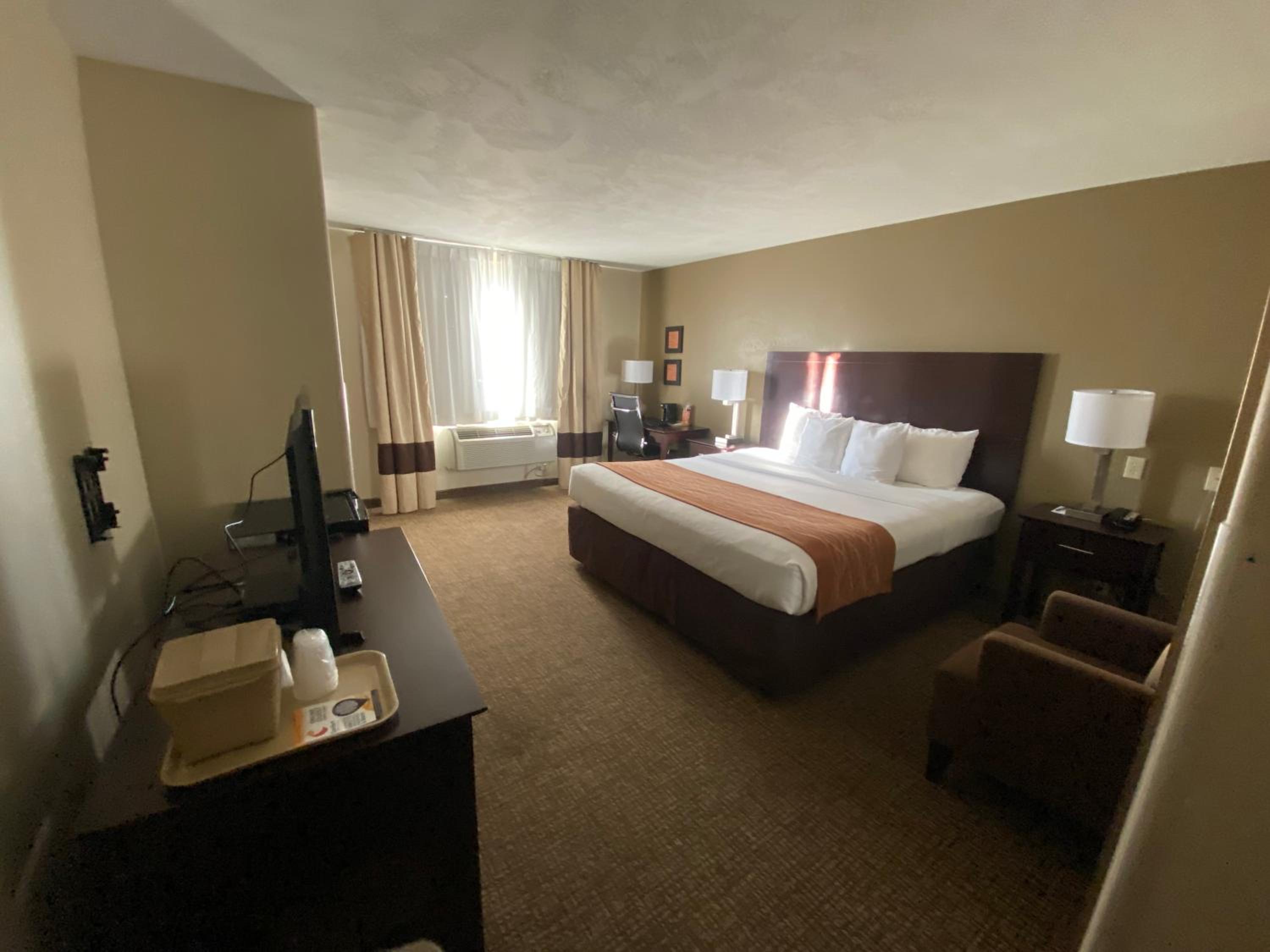 King Room - Non-Smoking - Photo 6