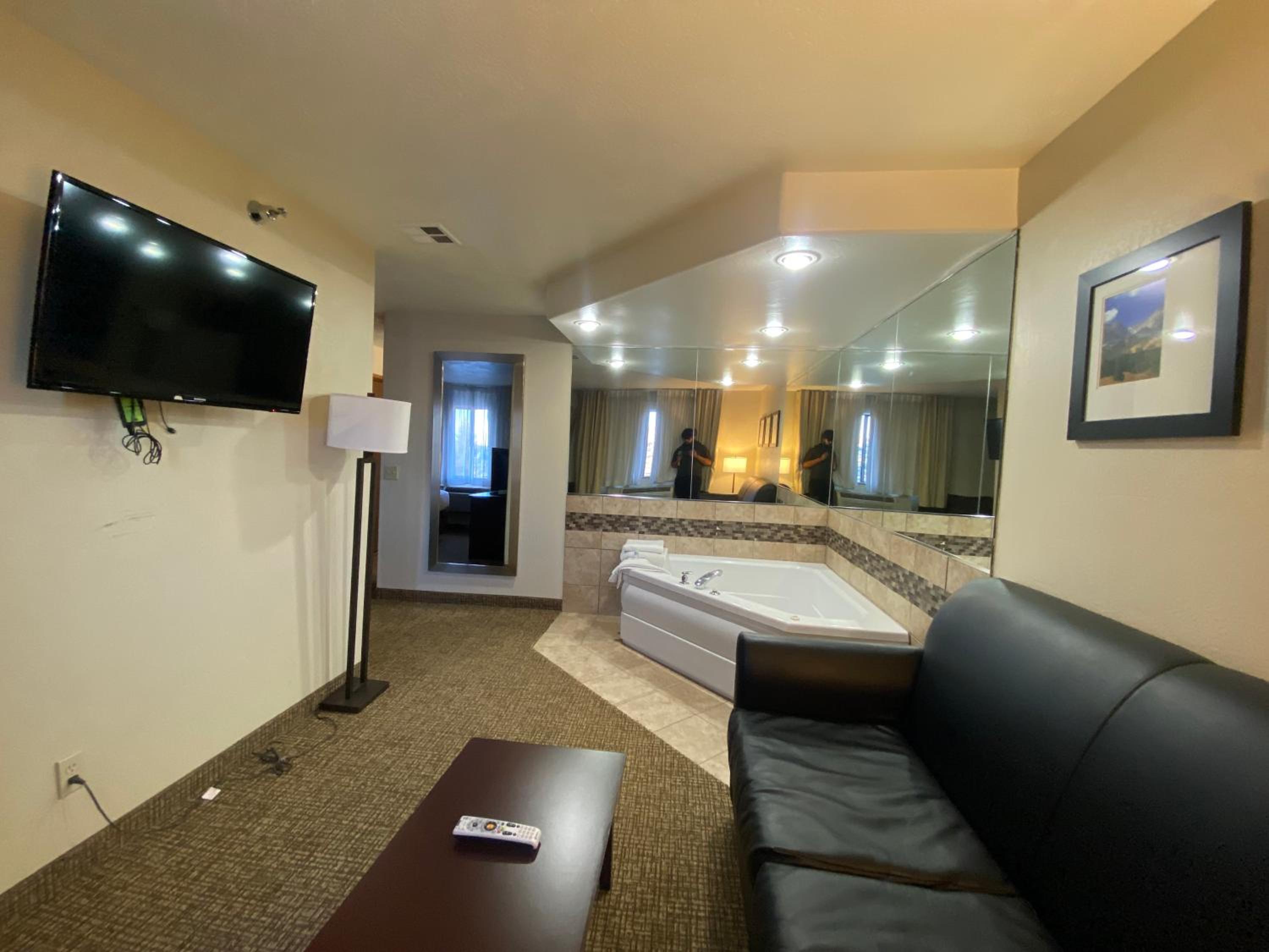 King Suite with Sofa Bed - Non-Smoking - Photo 7