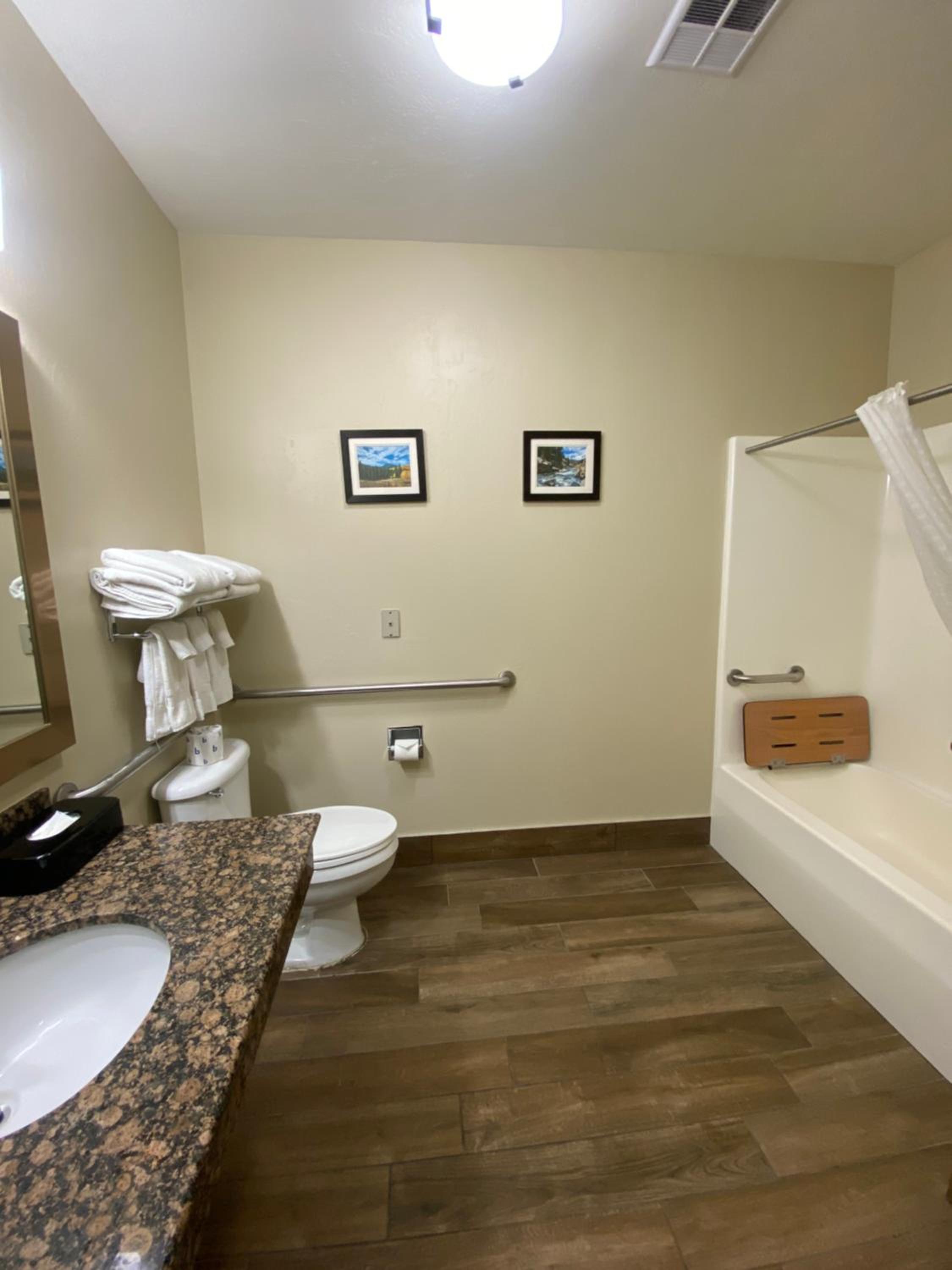 Queen Room - Accessible/Nonsmoking - Photo 7