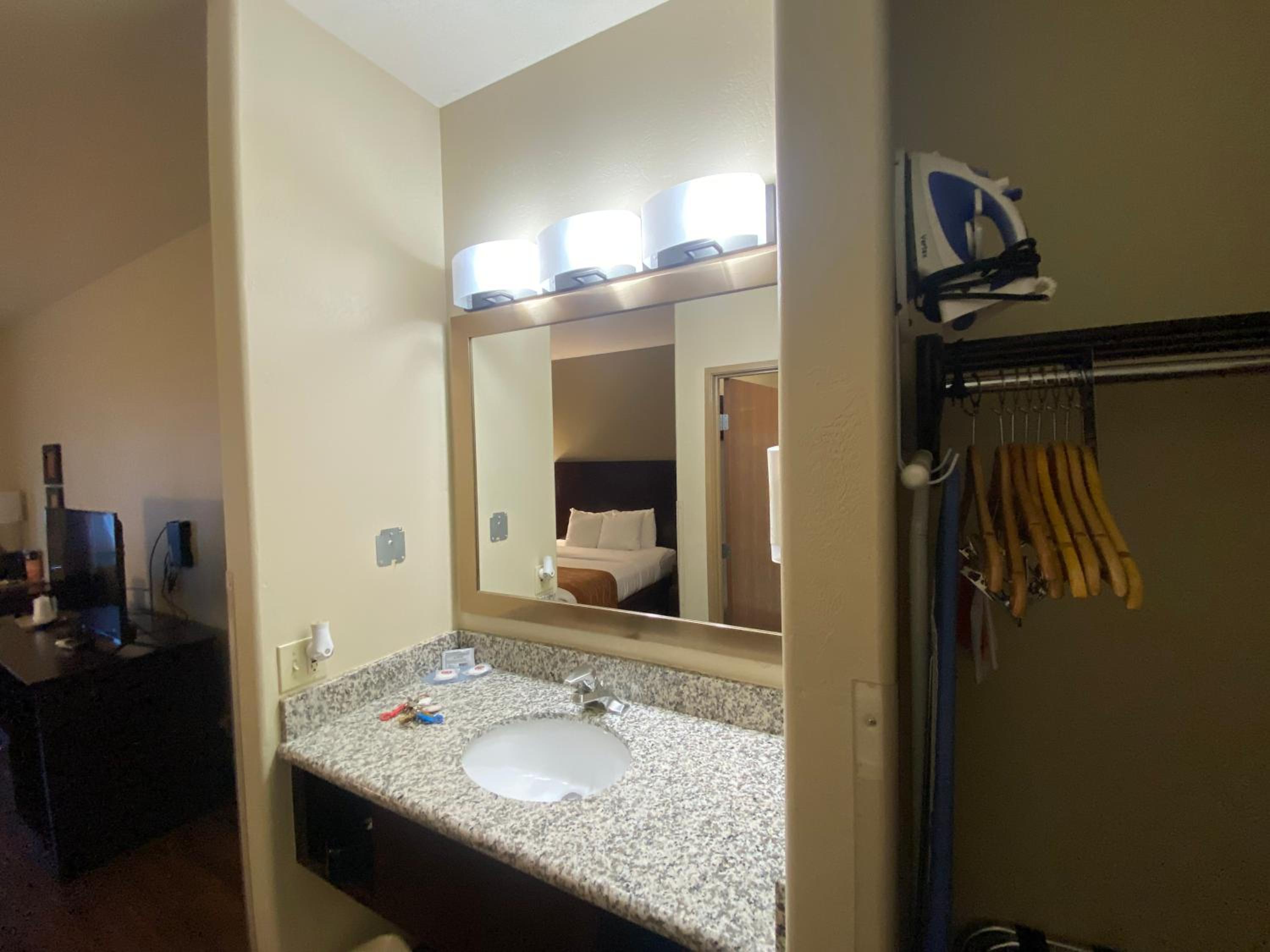 King Room - Non-Smoking - Photo 7