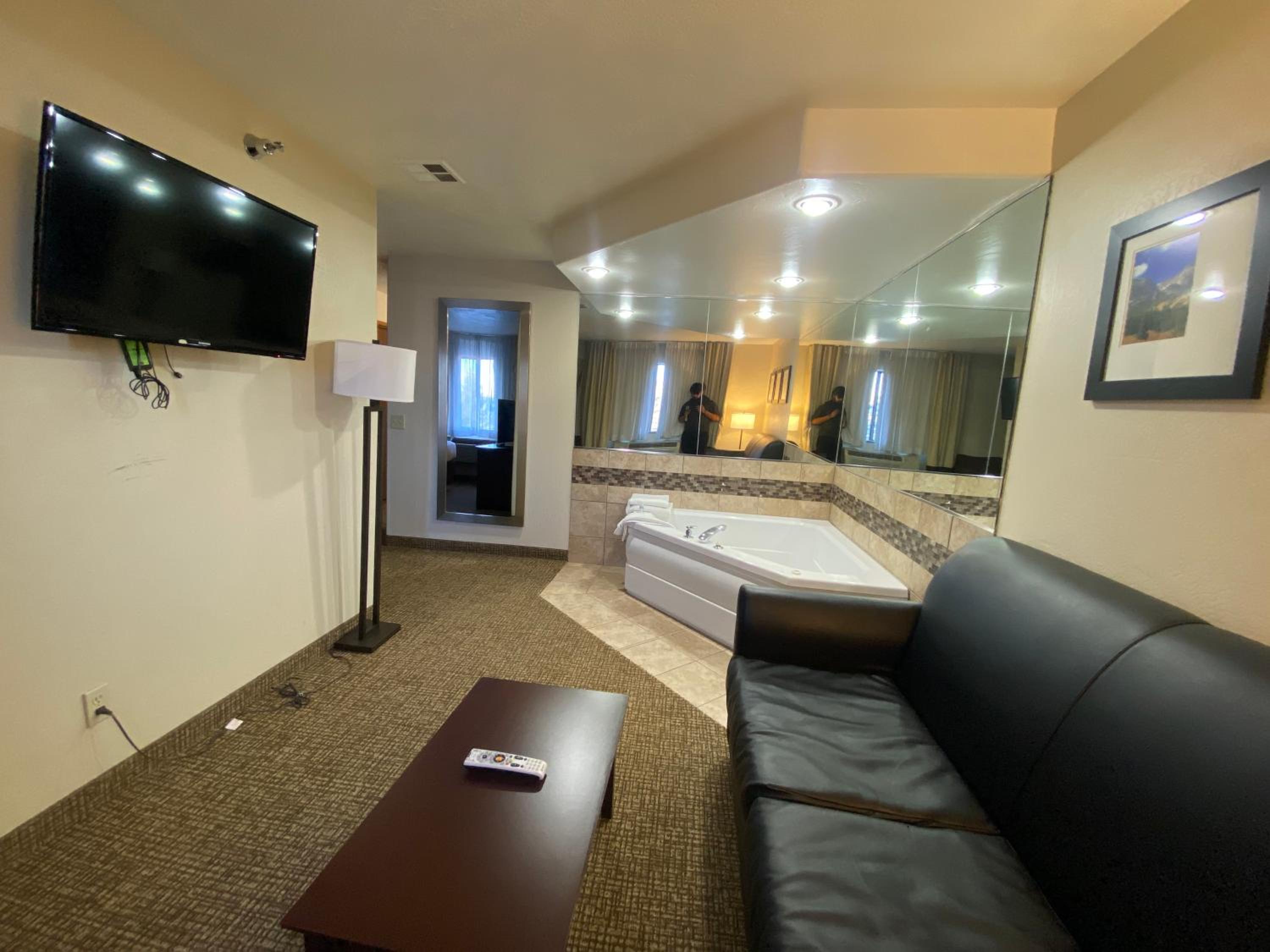 King Suite with Sofa Bed - Non-Smoking - Photo 4