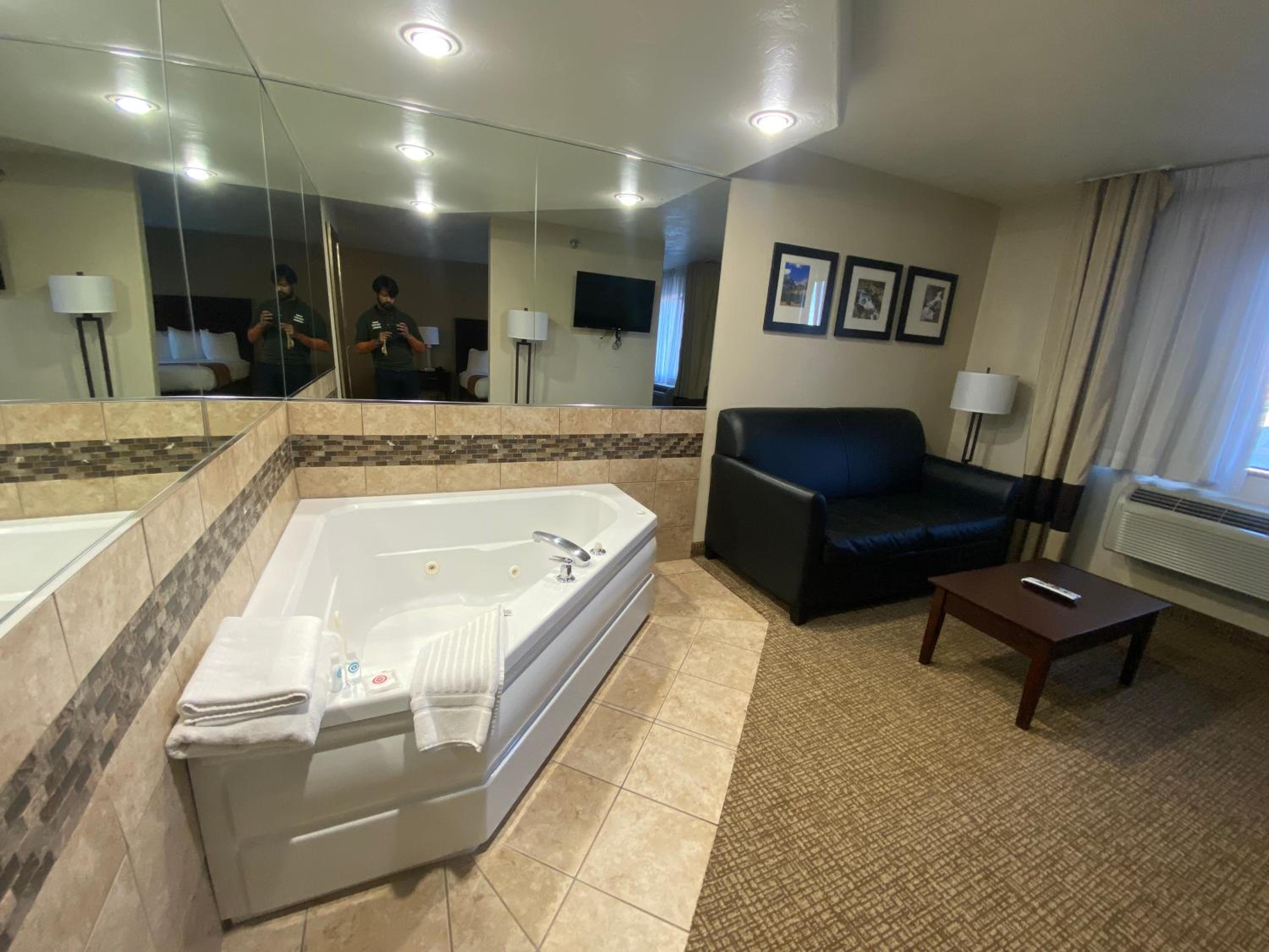 King Suite with Sofa Bed - Non-Smoking - Photo 3