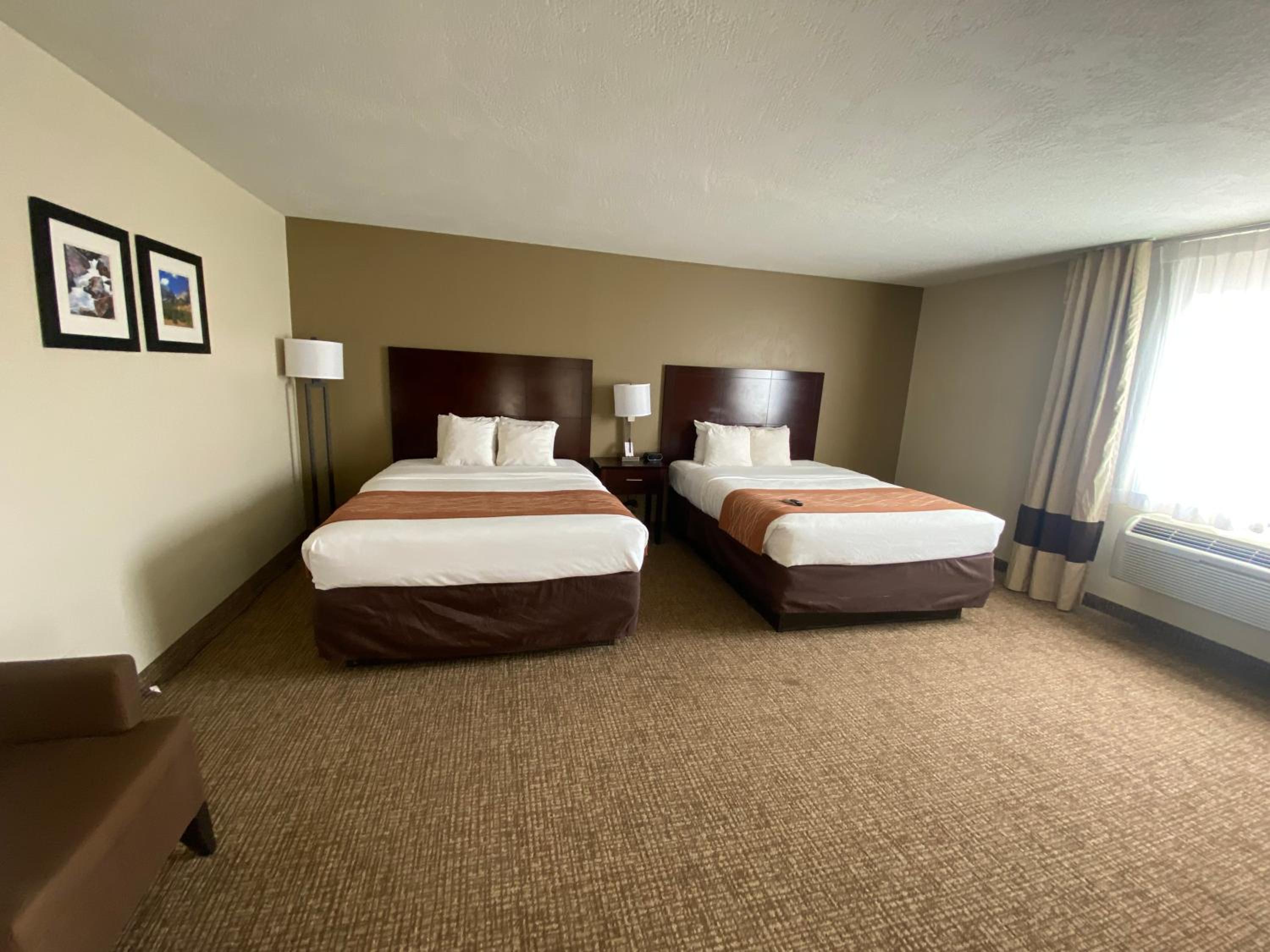 Queen Room with Two Queen Beds - Non-Smoking - Photo 3