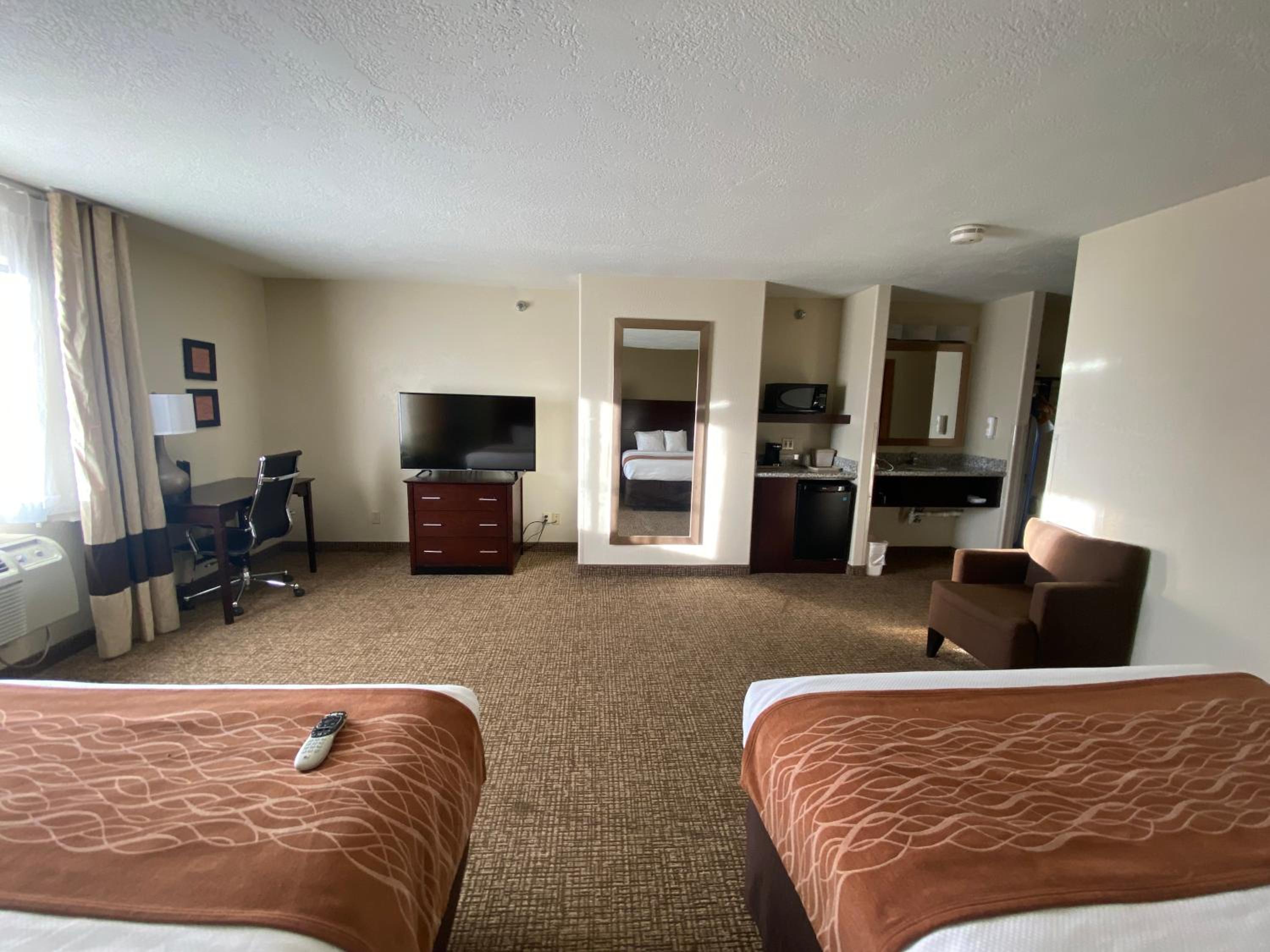 Queen Room with Two Queen Beds - Non-Smoking - Photo 9