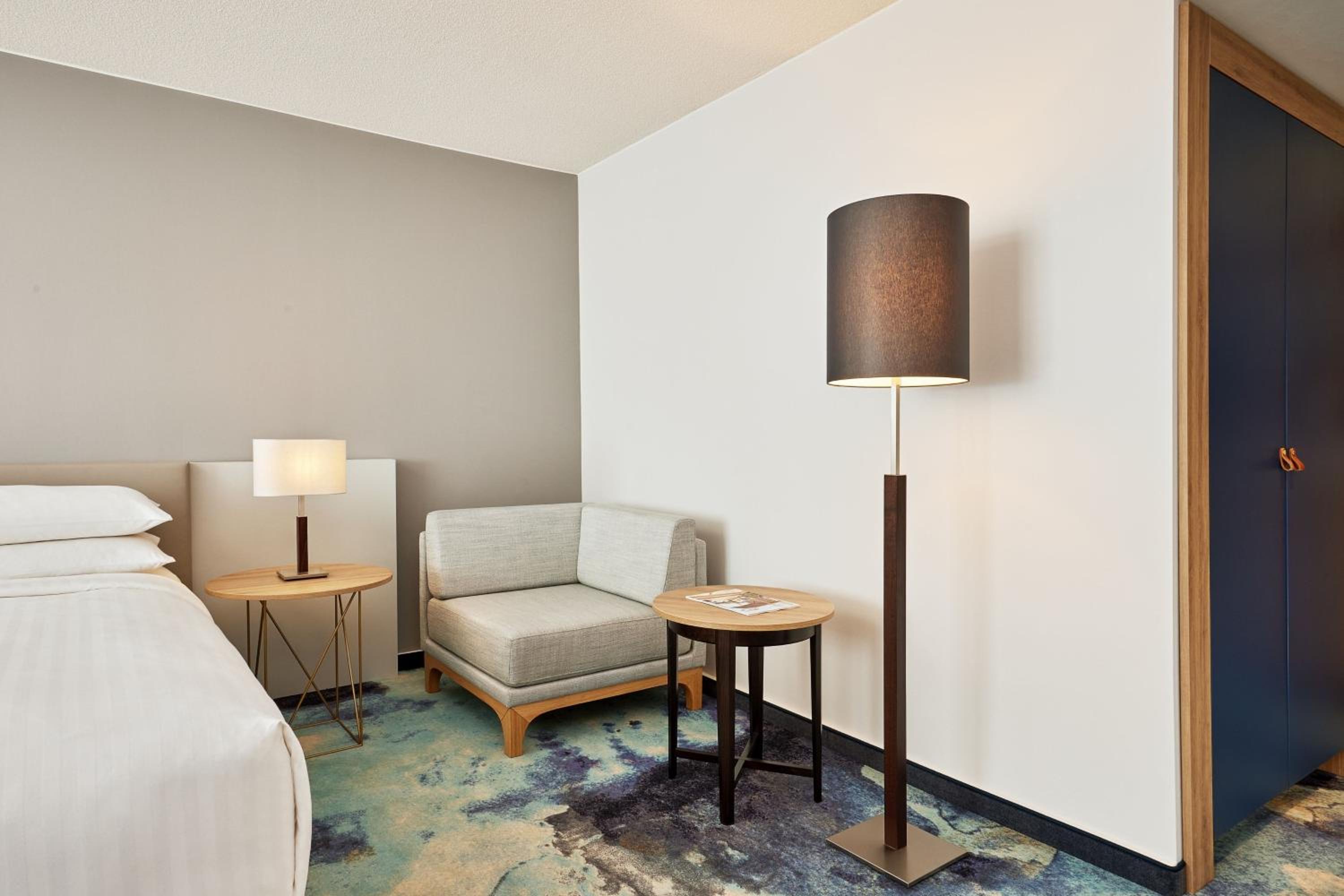 Deluxe Room, Guest room, 1 King thumbnail 5