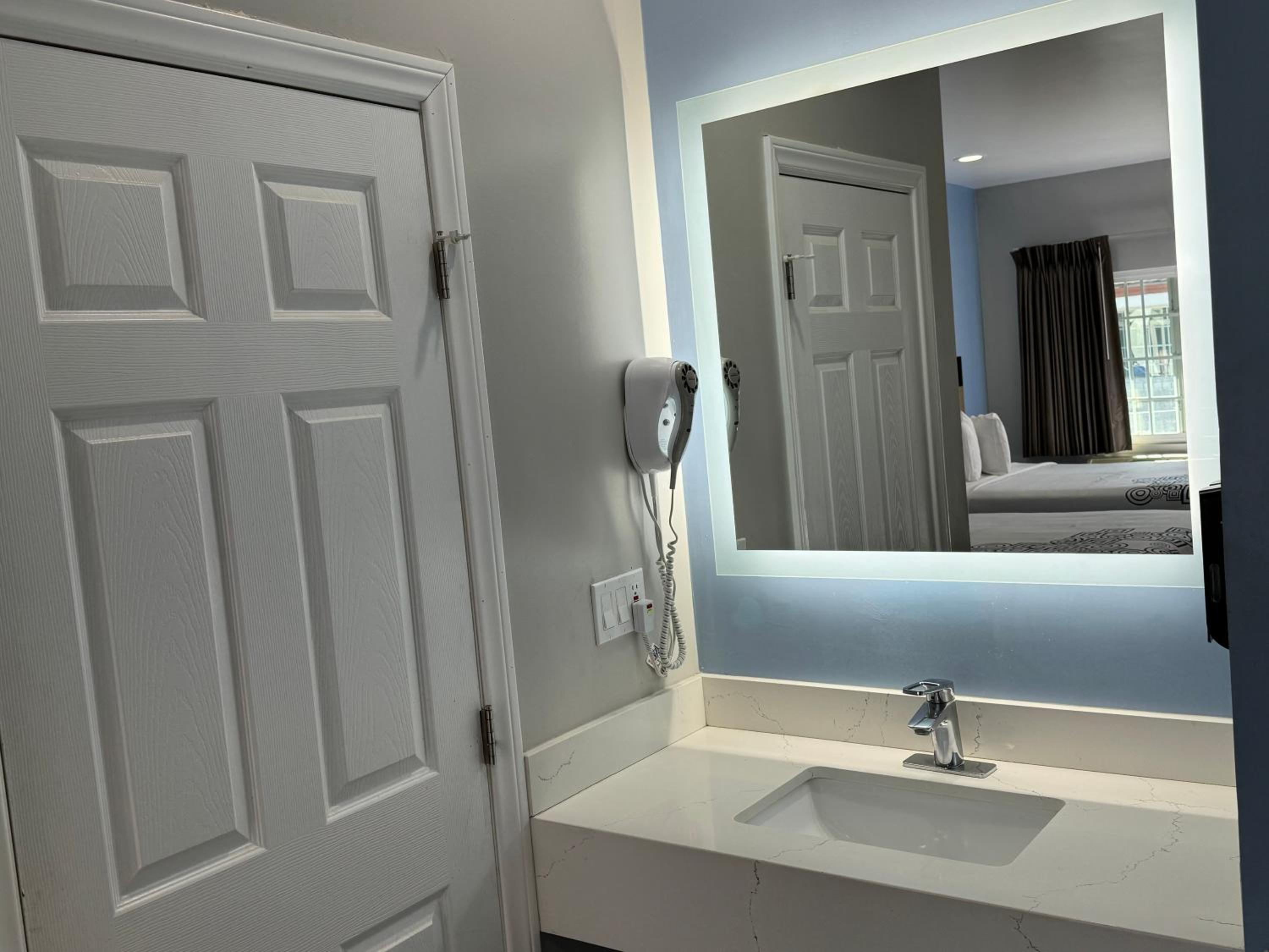 Queen Room with Two Queen Beds - Photo 4