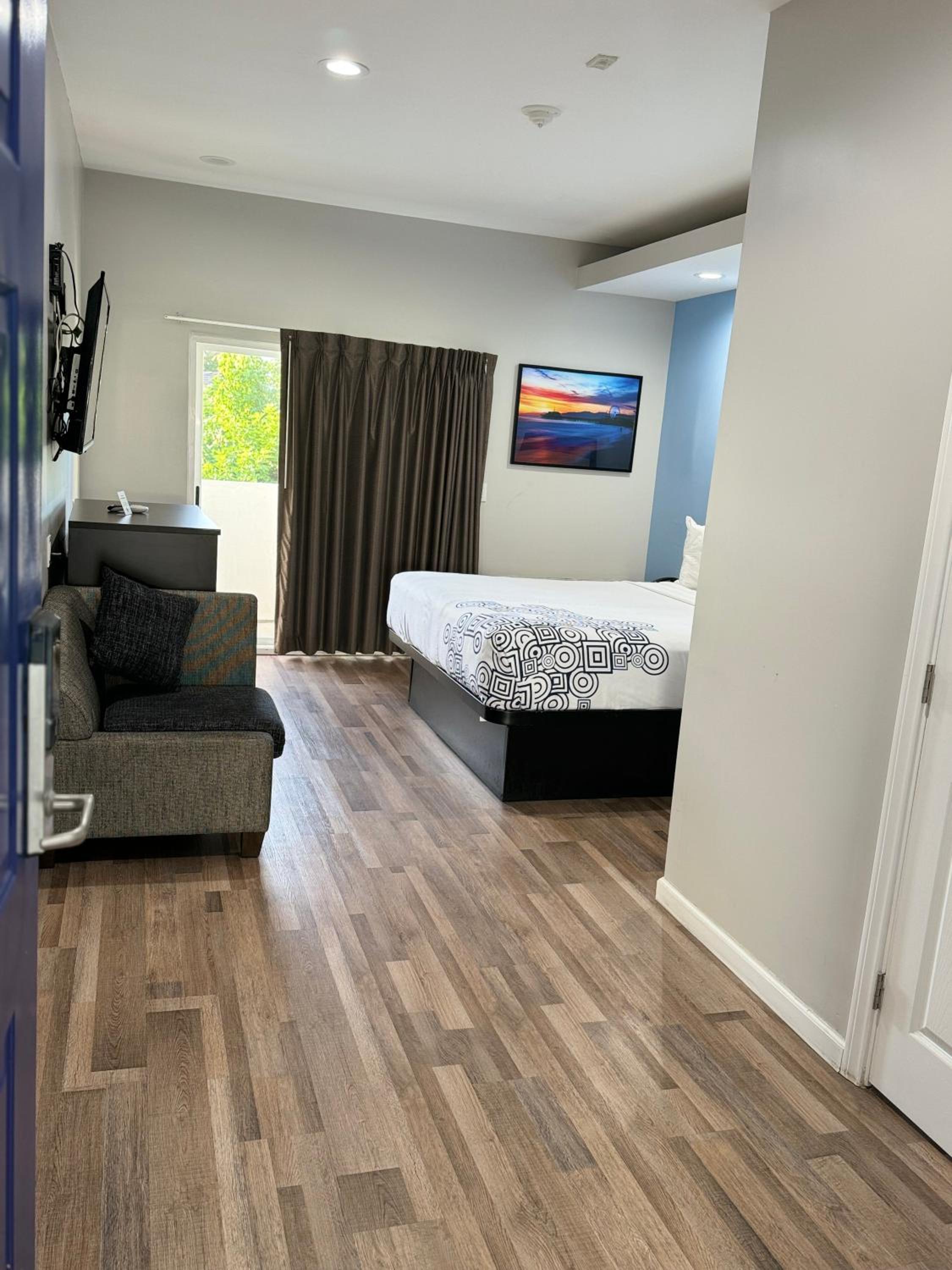 King Room with Balcony - Photo 1