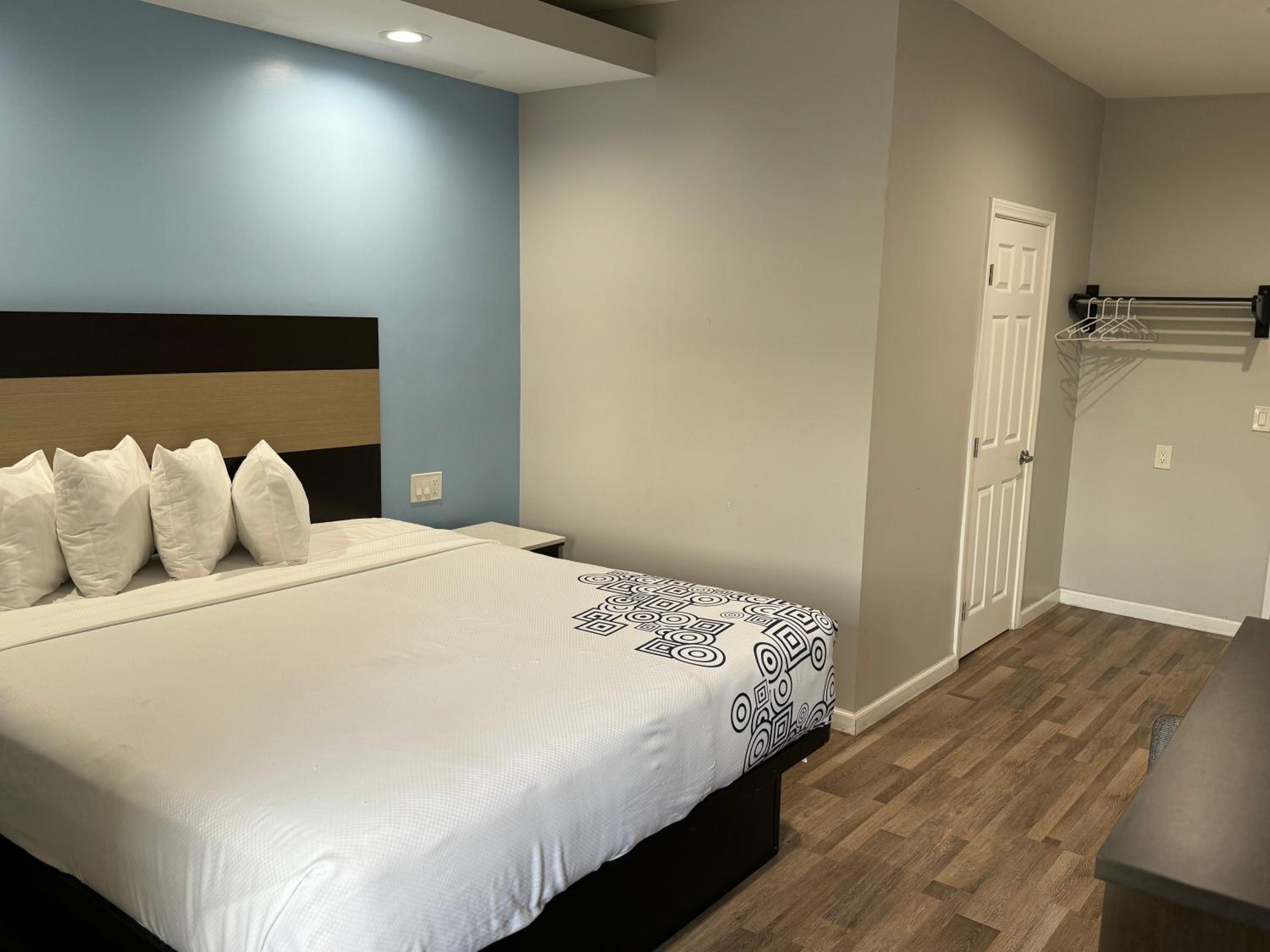 King Room with Balcony - Photo 8