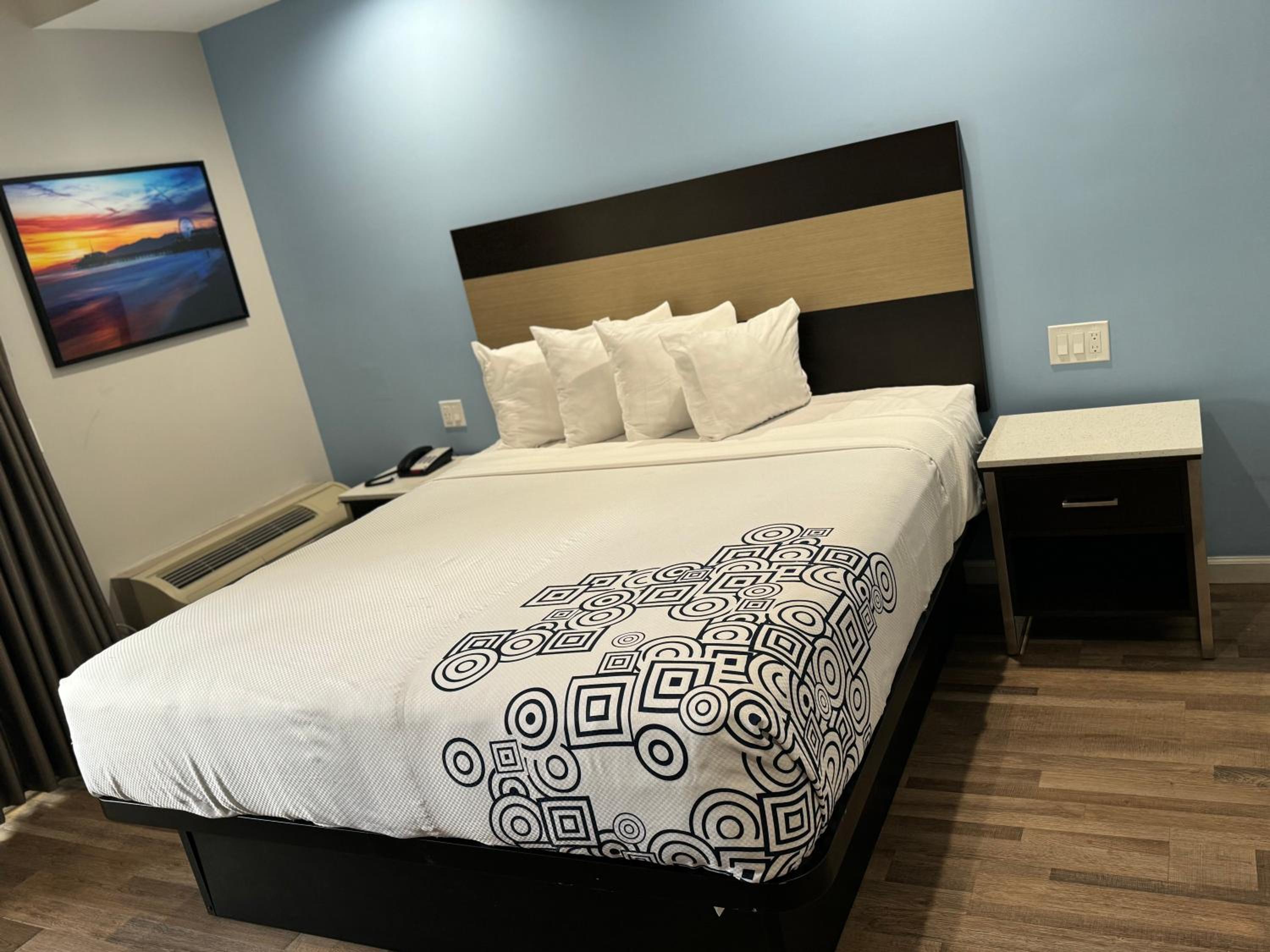 King Room with Balcony - Photo 6