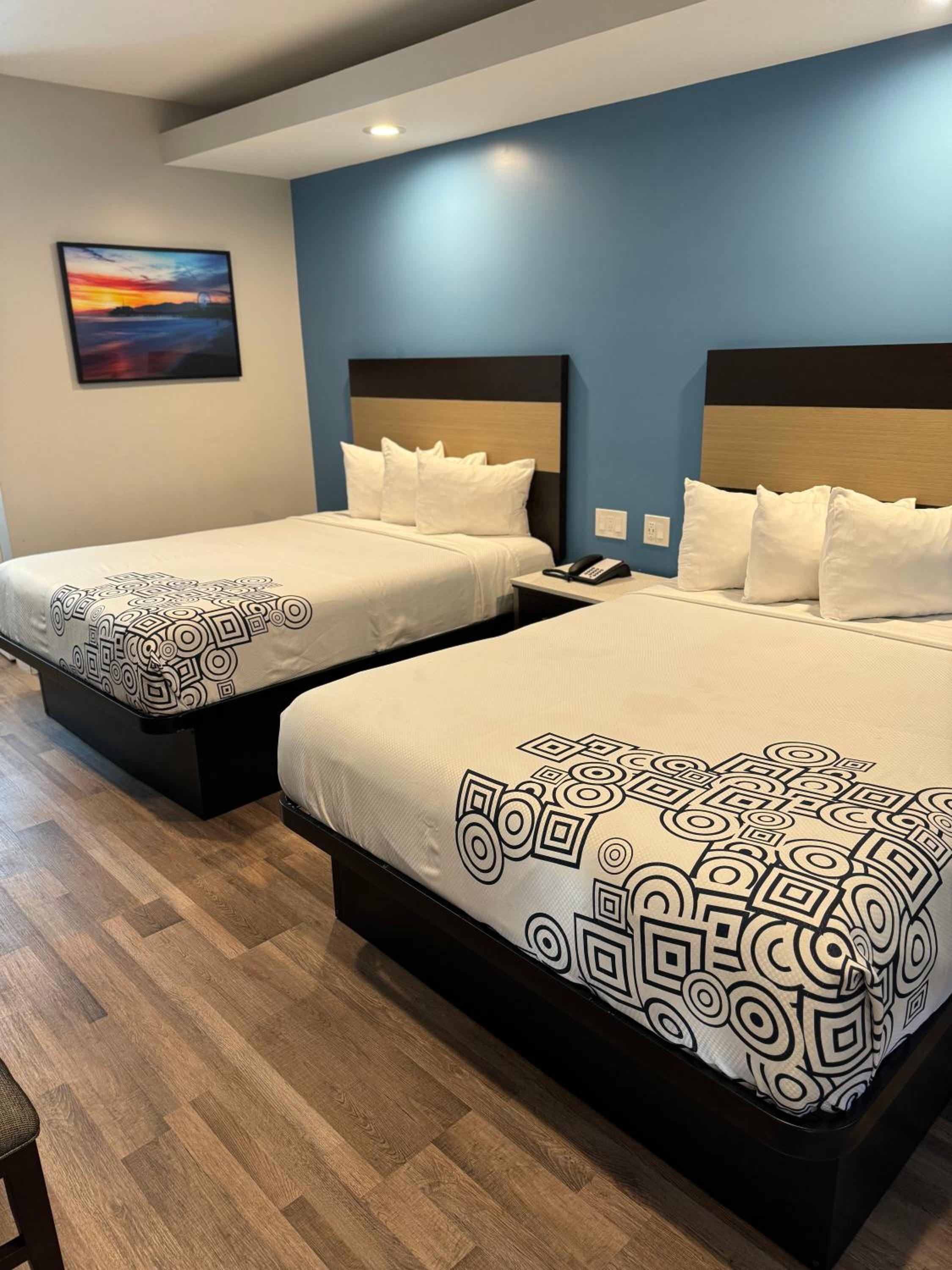 Queen Room with Two Queen Beds - Photo 2
