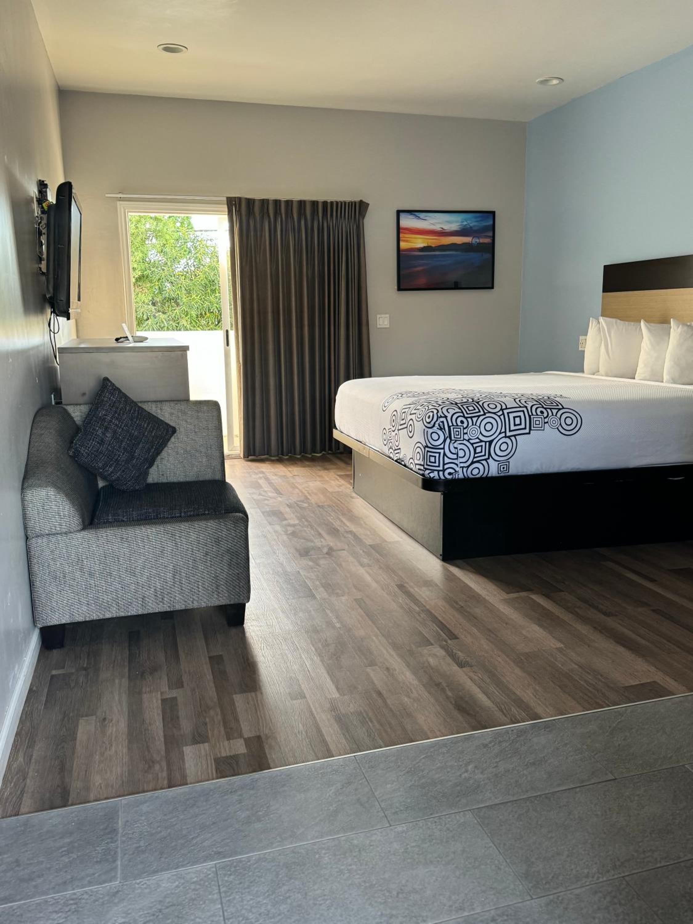 King Room with Balcony - Photo 2