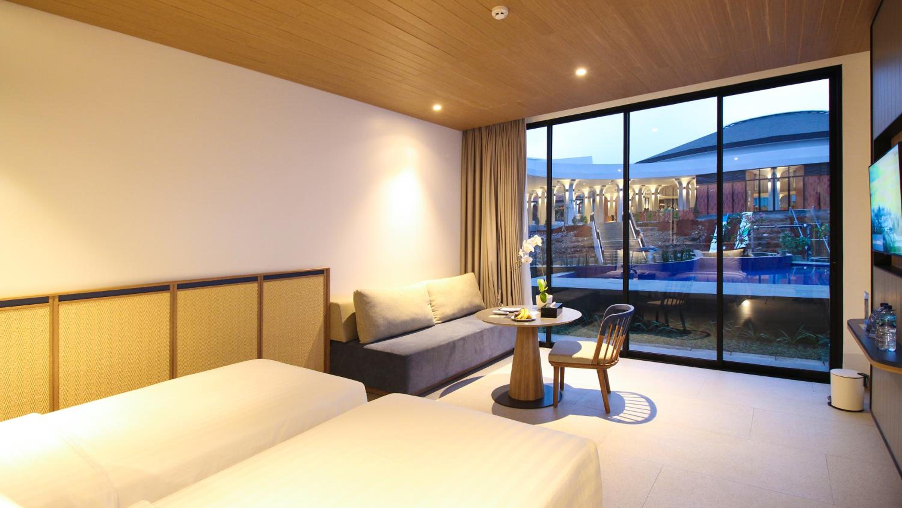 Deluxe Room Pool Access photo 3