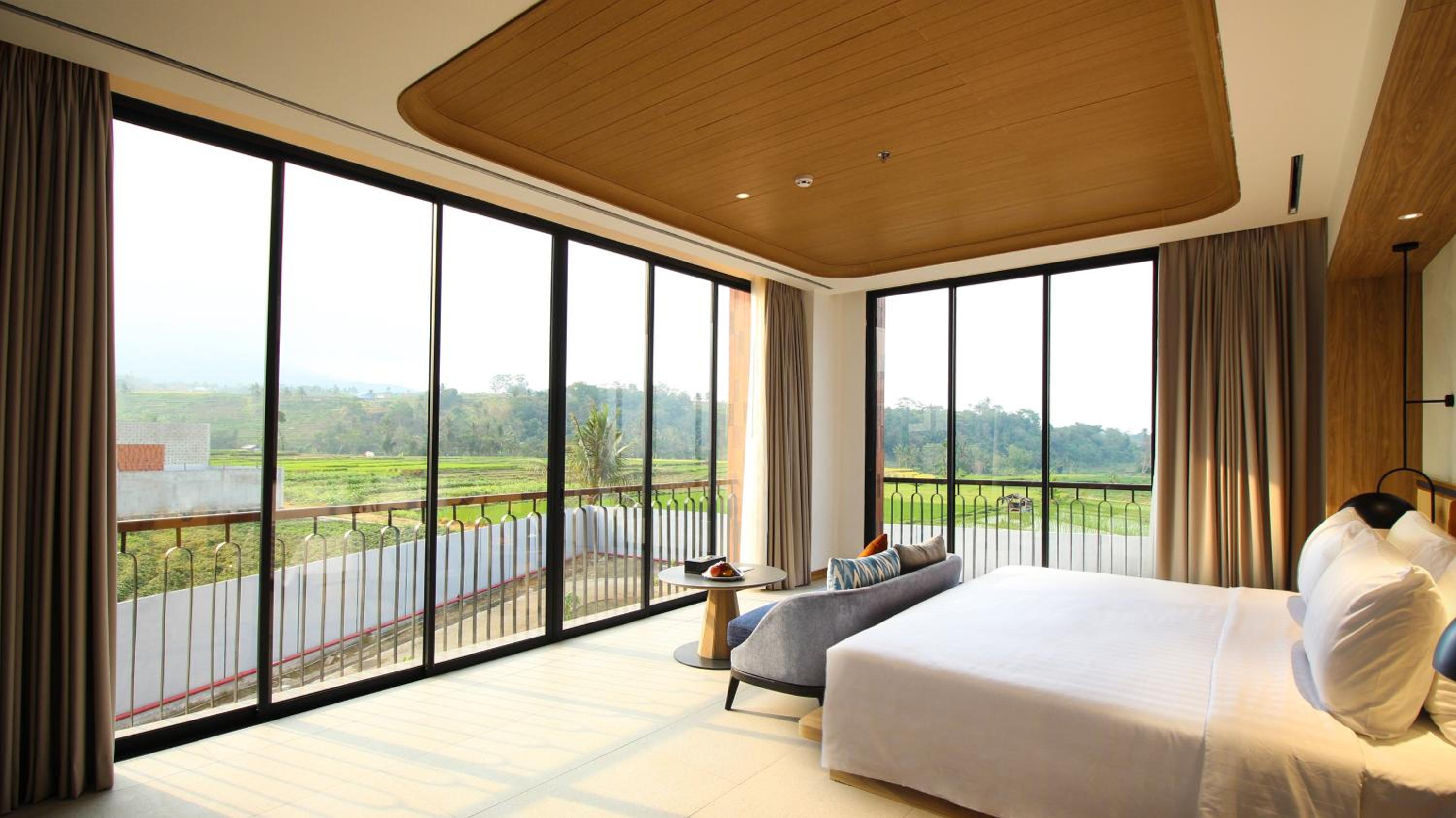 Santika Suite Room - Photo 4