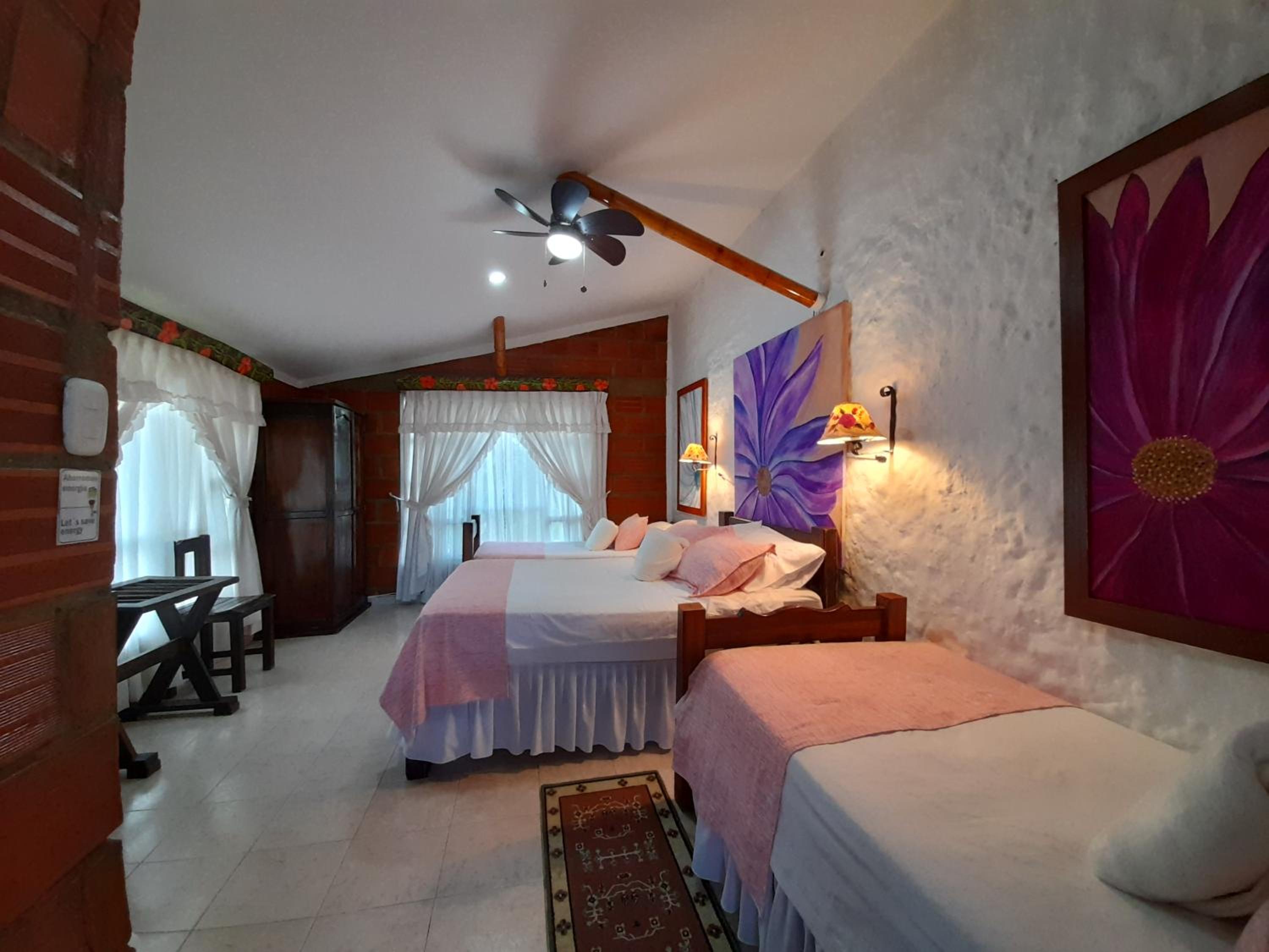 Eight-Bedroom House photo 3