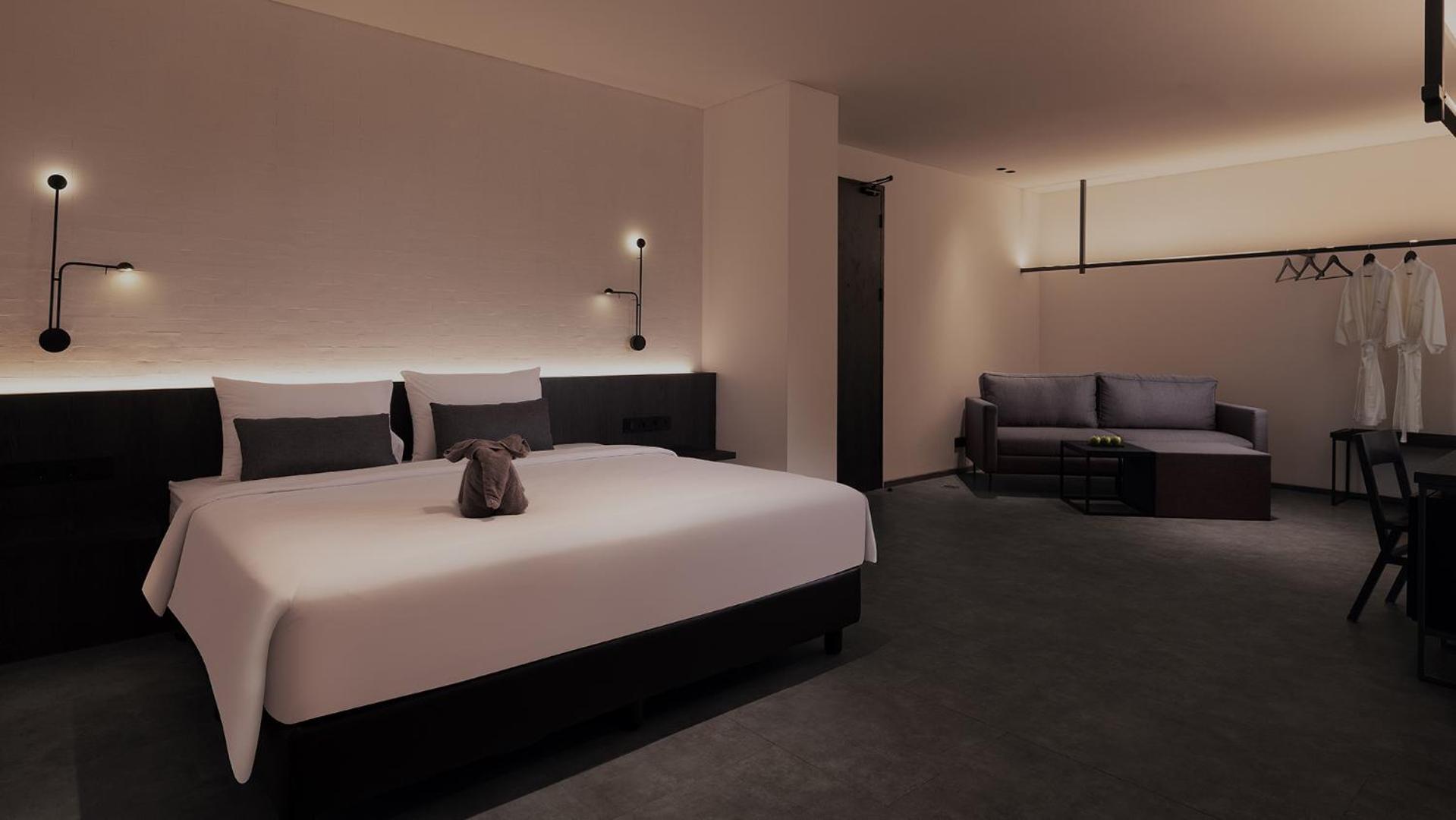 Suite with Balcony - Photo 6