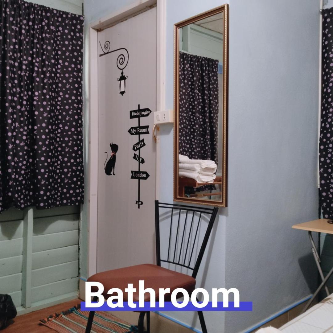 Queen Room photo 2
