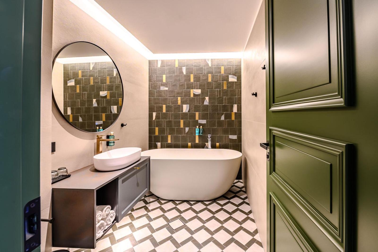 Deluxe Double Room with Bath - Photo 2