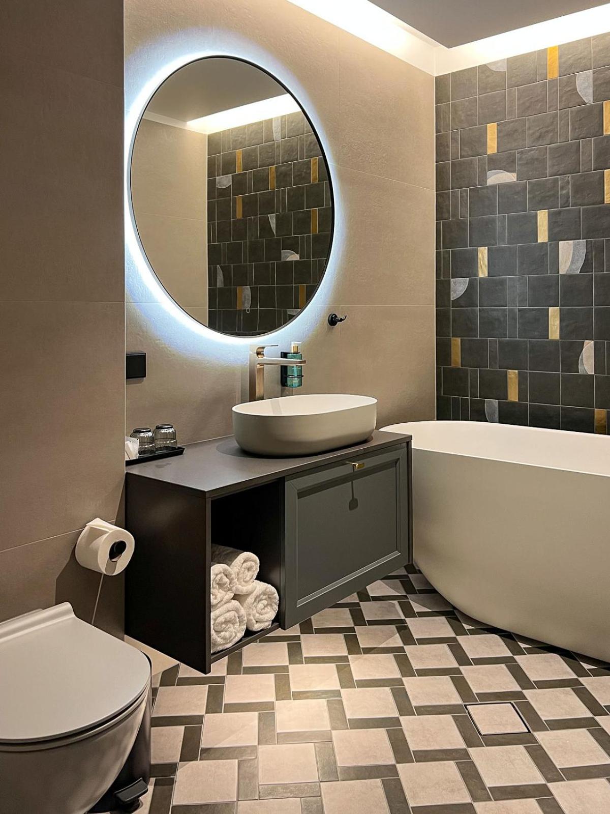 Deluxe Double Room with Bath - Photo 4