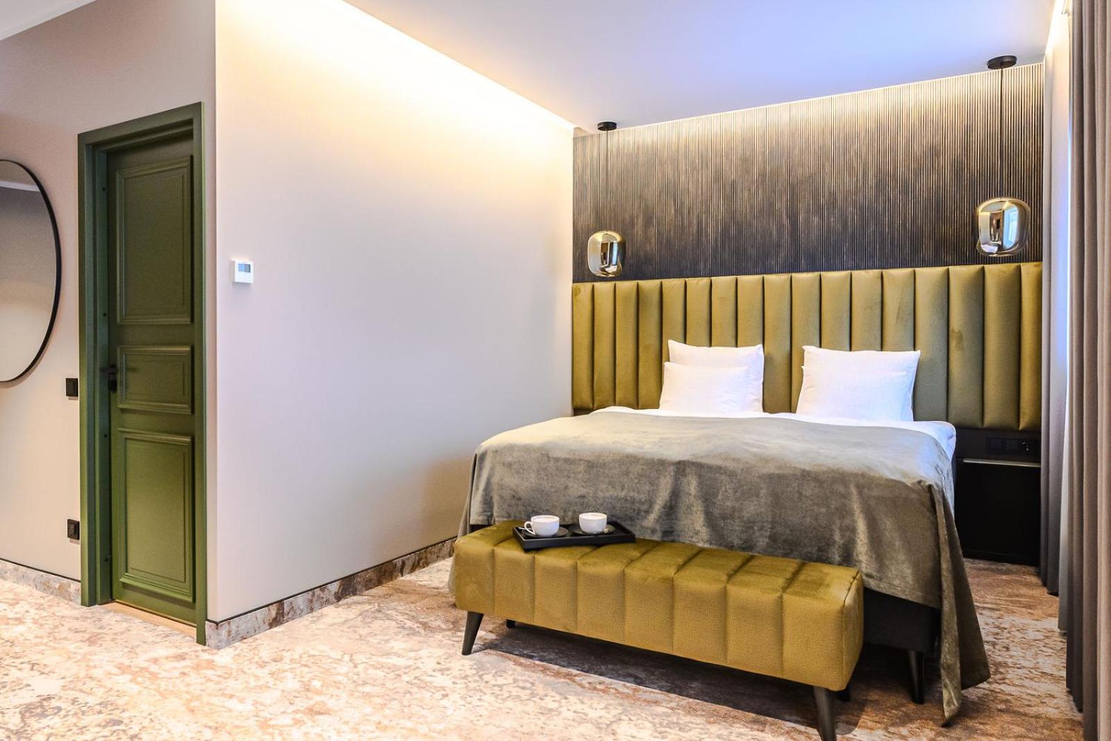 Deluxe Double Room with Bath - Photo 5