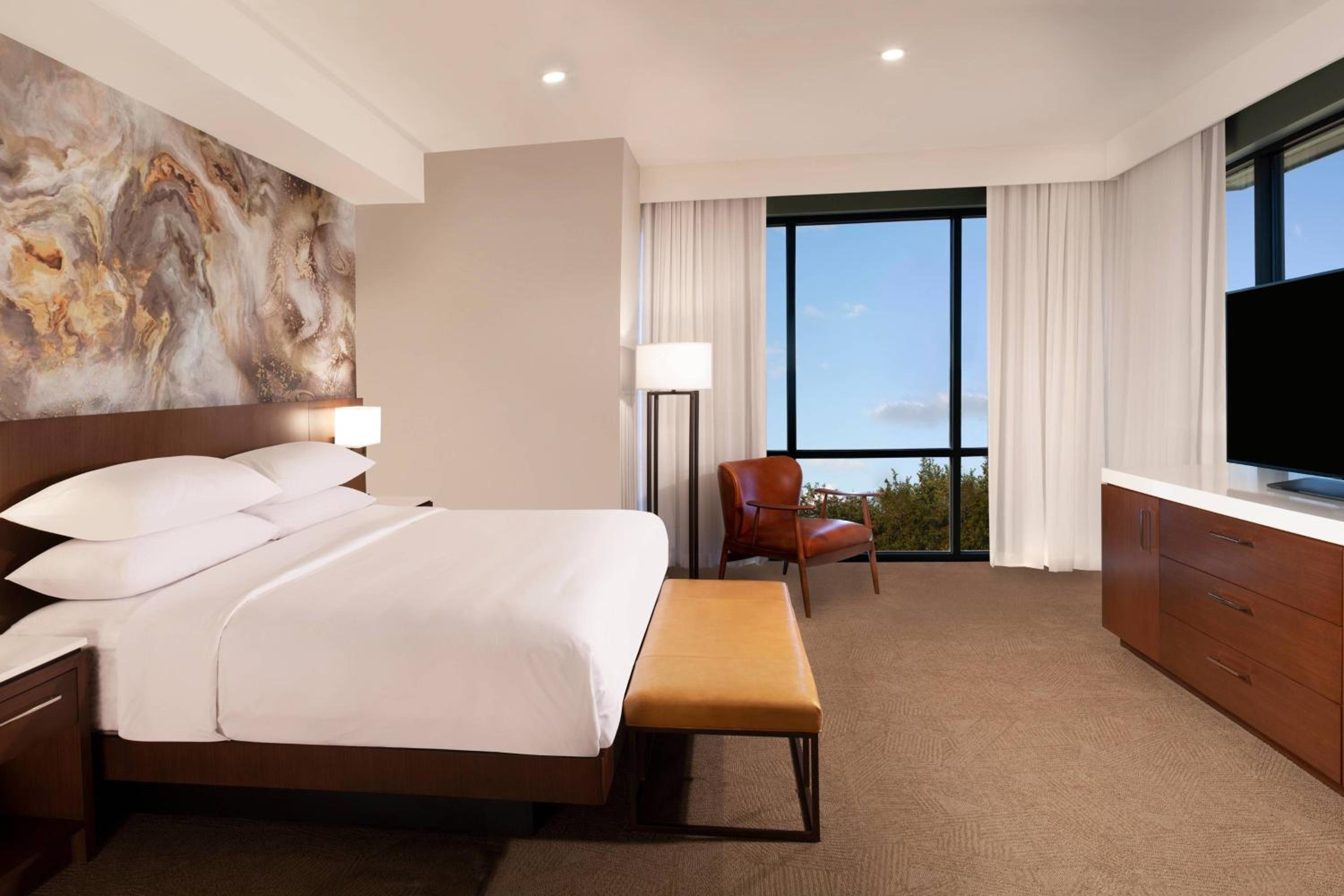 Deluxe King Room - Photo 8