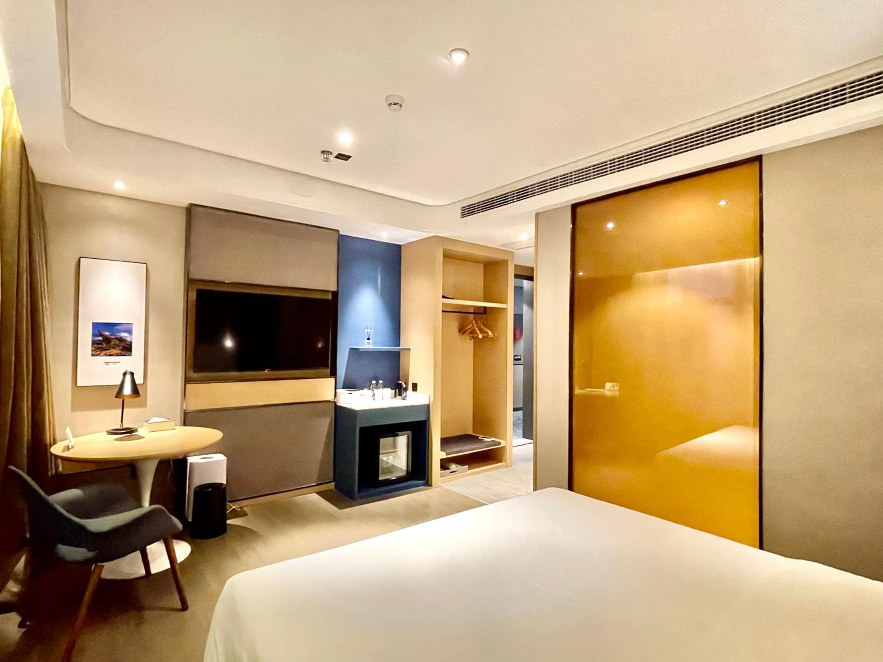 Elegant Double Room with Inner Window photo 2