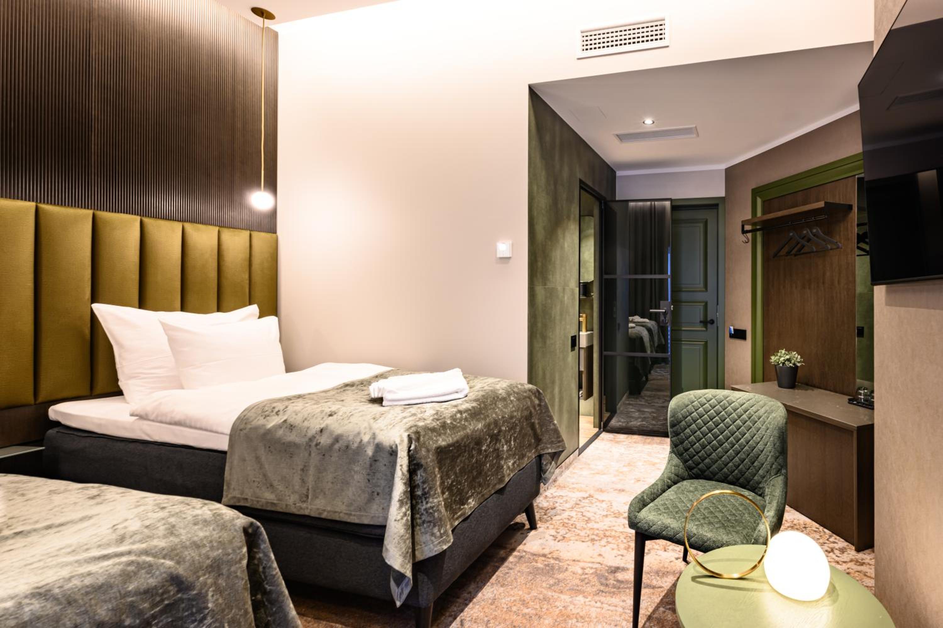 Premium Twin Room - Photo 2