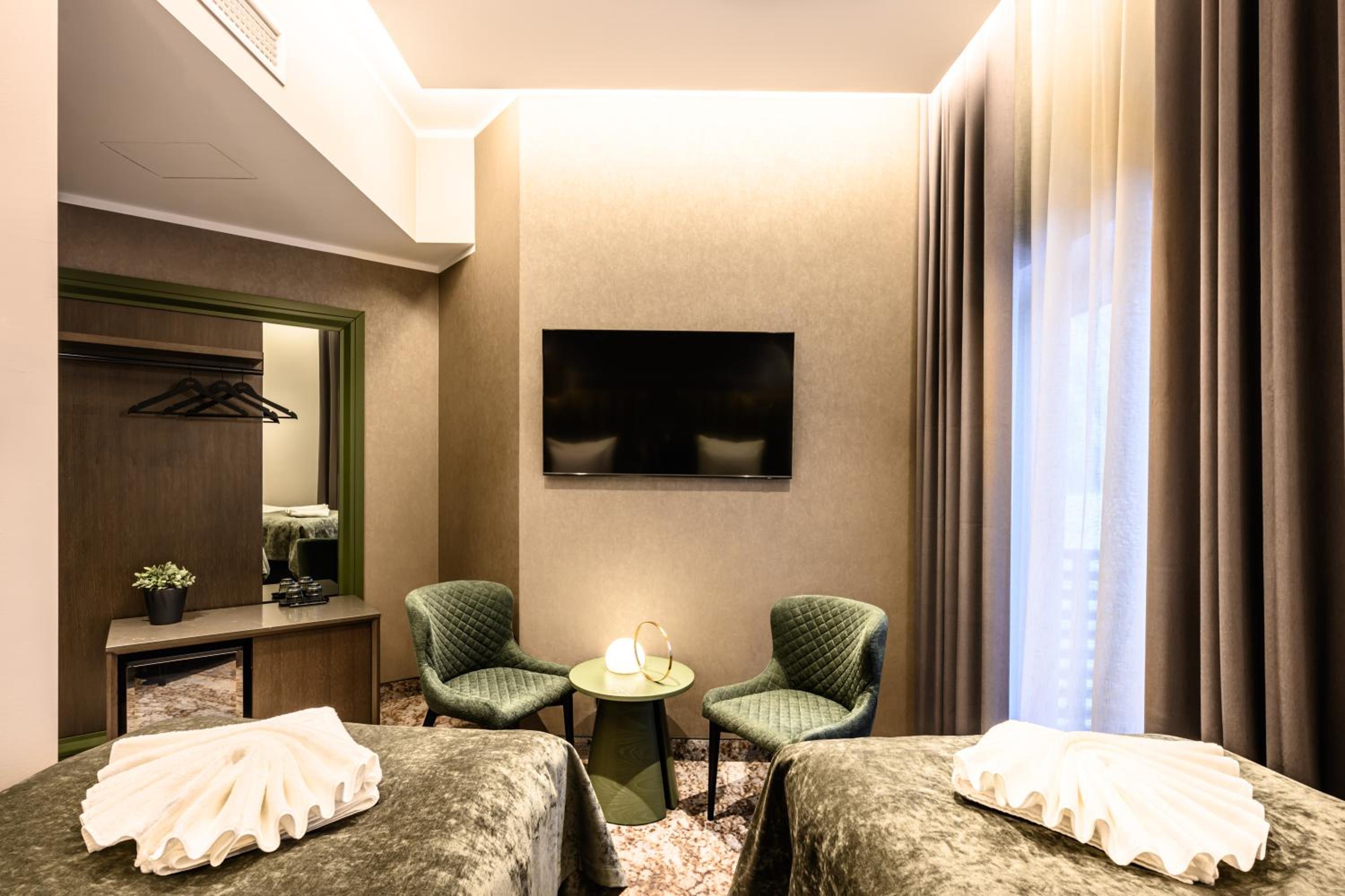 Premium Twin Room - Photo 4