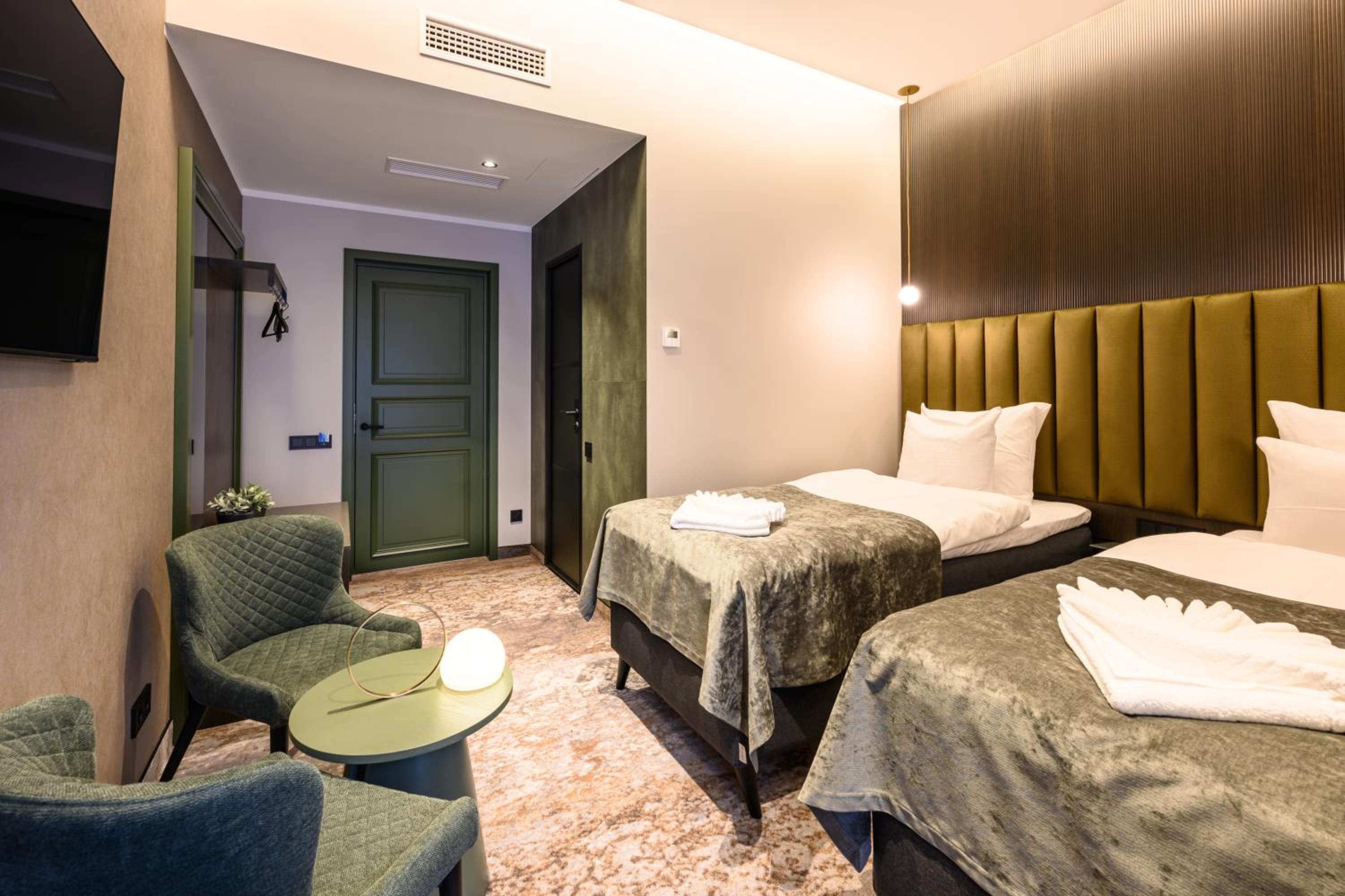 Premium Twin Room - Photo 5