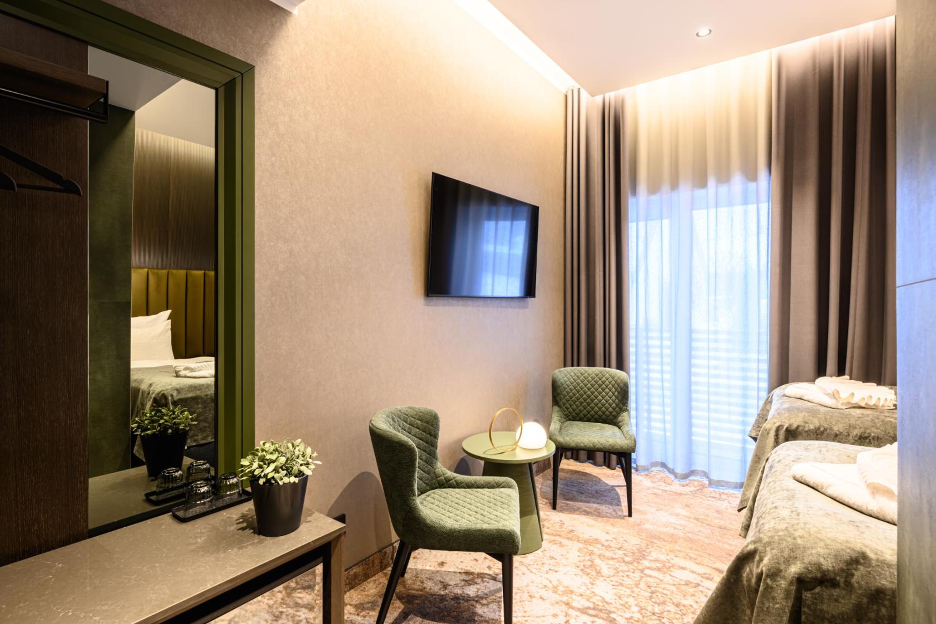 Premium Twin Room - Photo 8