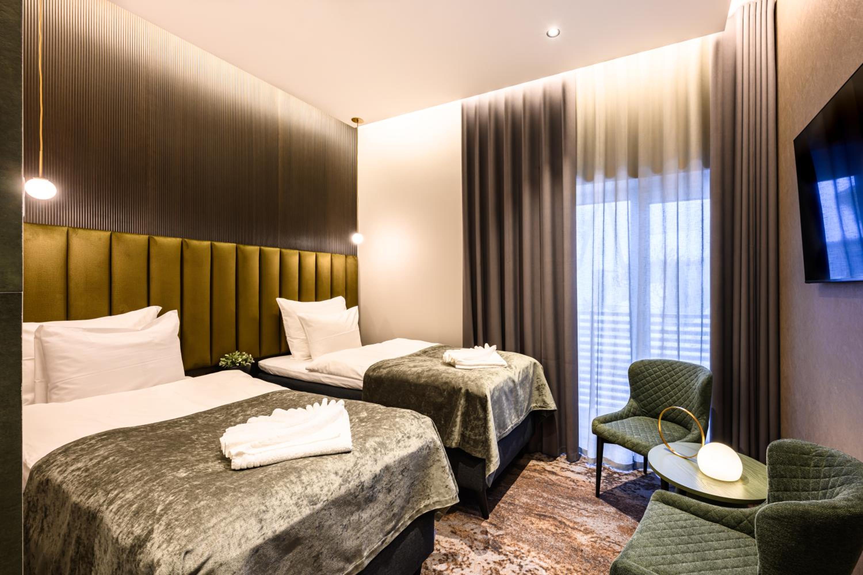 Premium Twin Room - Photo 9