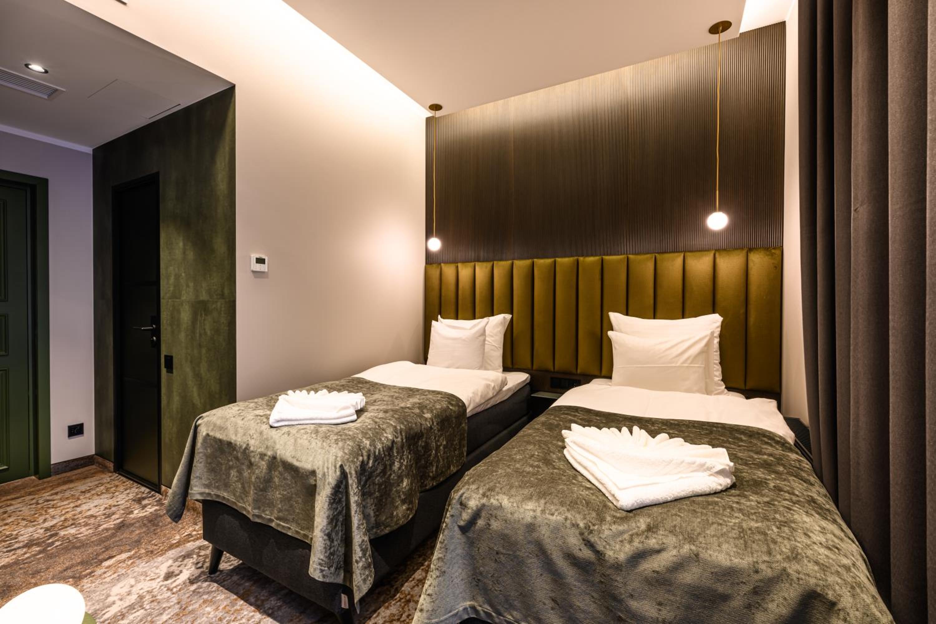 Premium Twin Room - Photo 7