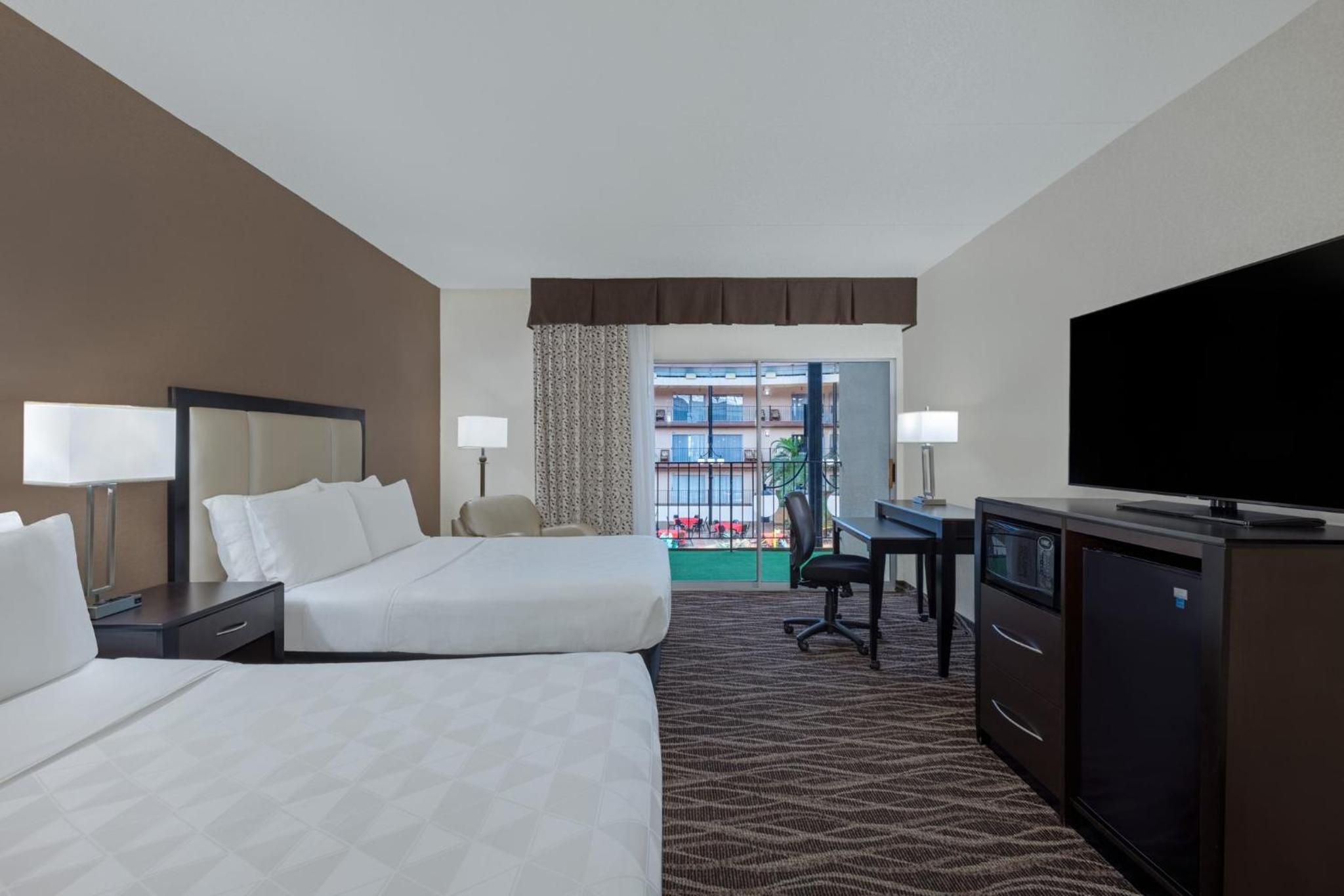 Standard Queen Room with Two Queen Beds and Courtyard View - Photo 2