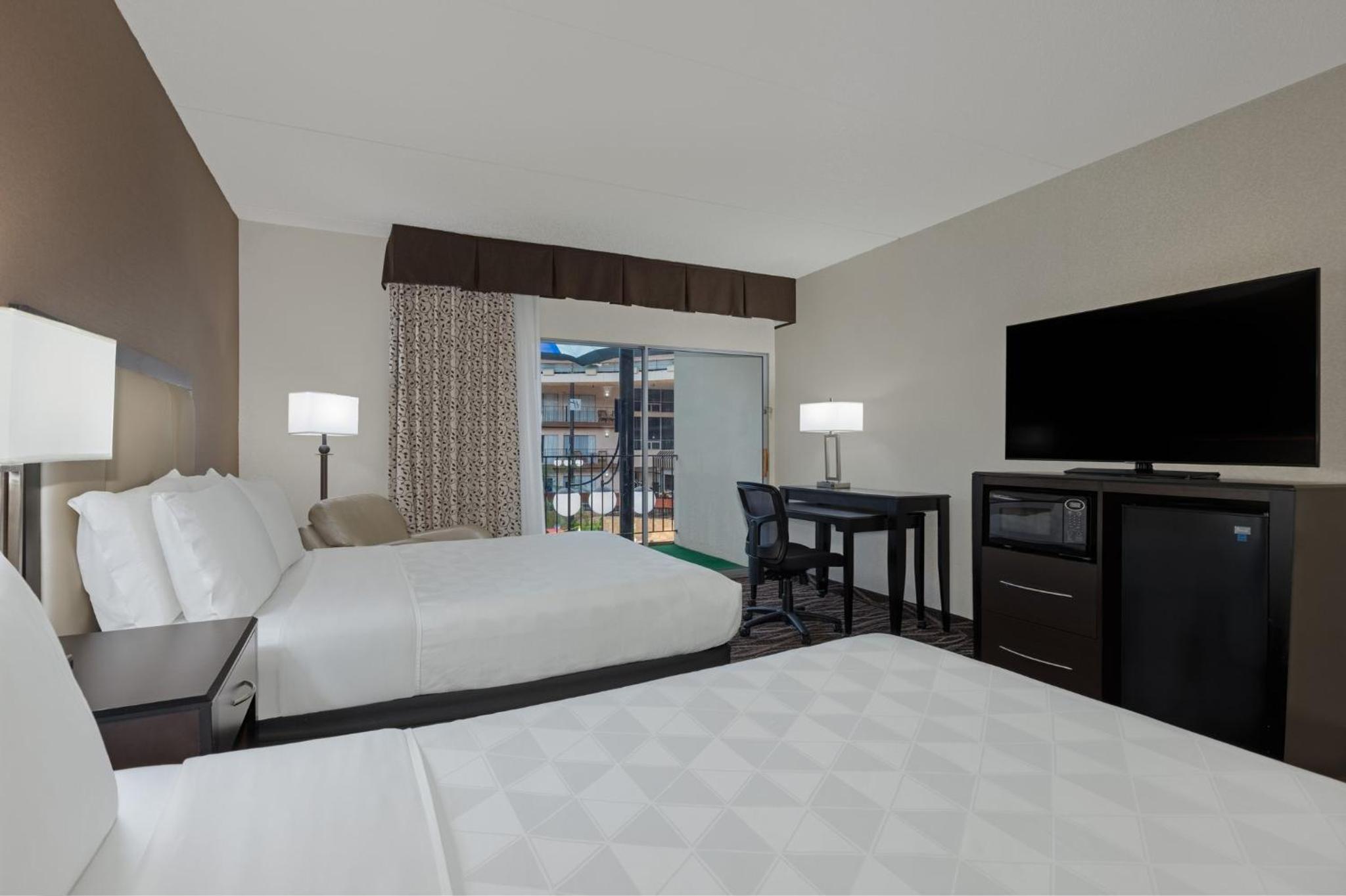 Standard Queen Room with Two Queen Beds and Courtyard View - Photo 1