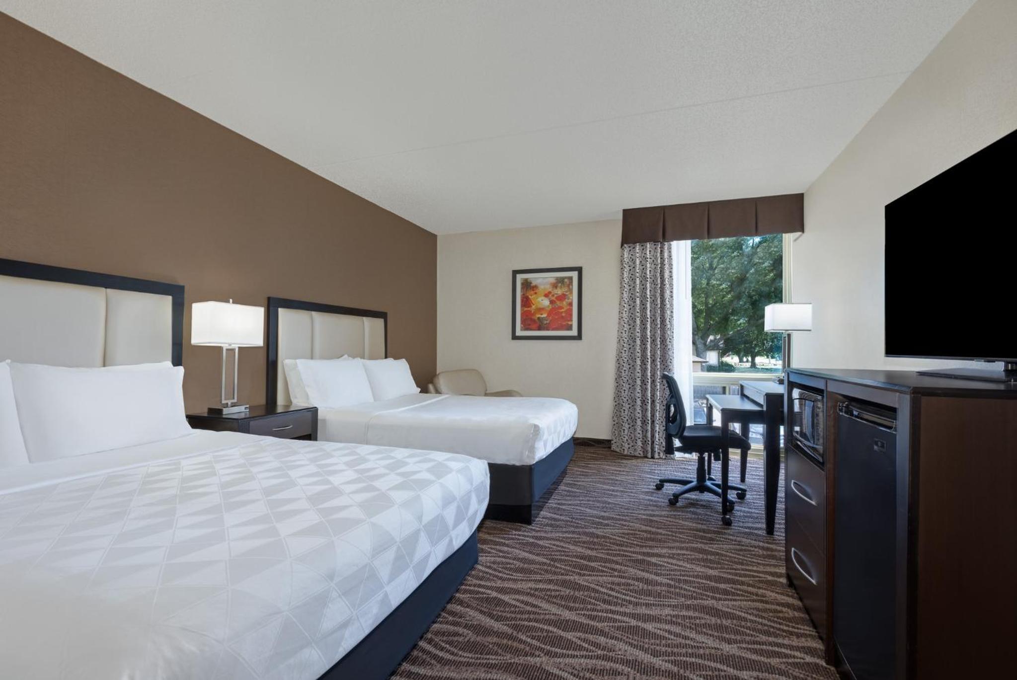 Standard Room with Two Queen Beds - Photo 2