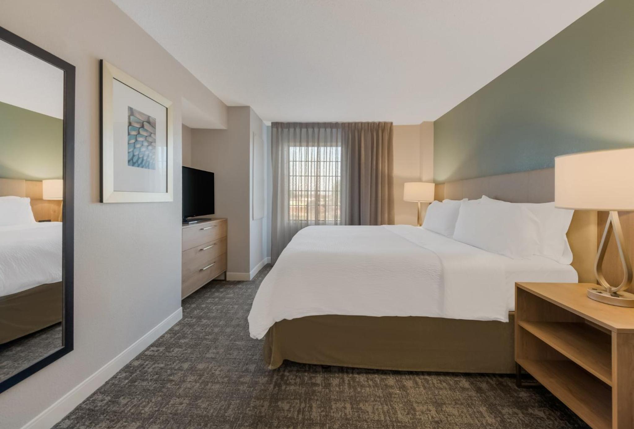 One-Bedroom King Suite with Communications Accessible Tub
