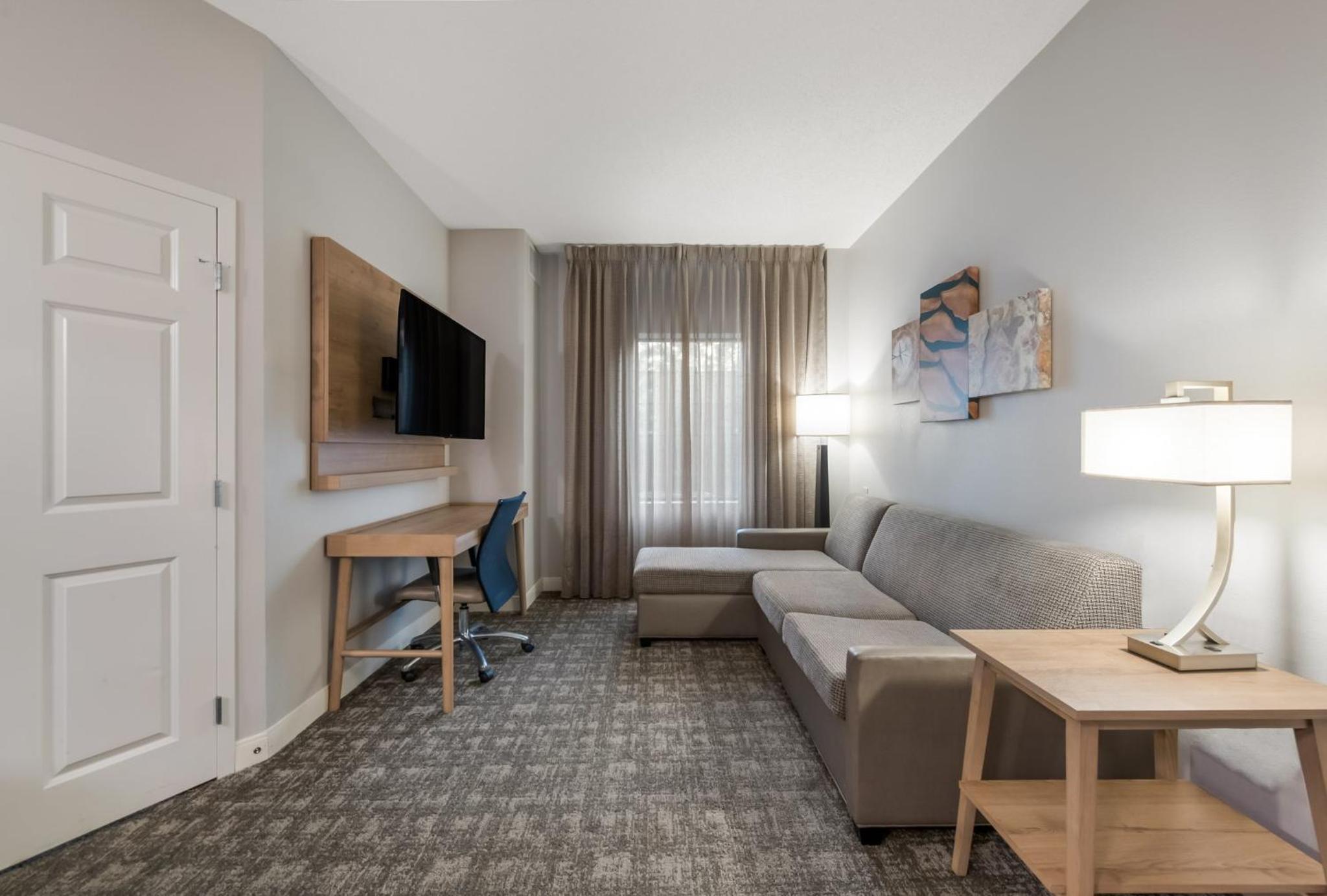 One-Bedroom Queen Suite - Photo 2